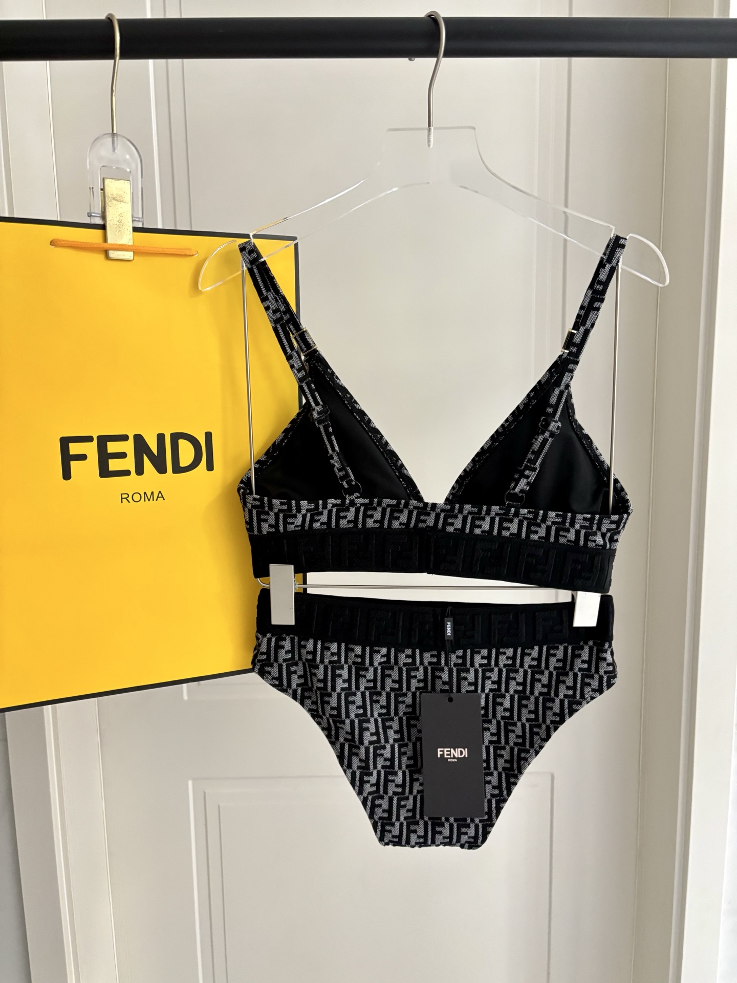 芬迪新款分体泳衣 适合多种场景的游泳衣🏊‍♀️海边 游泳池 温泉 水上乐园 漂流都可以😌内搭也完全可以 