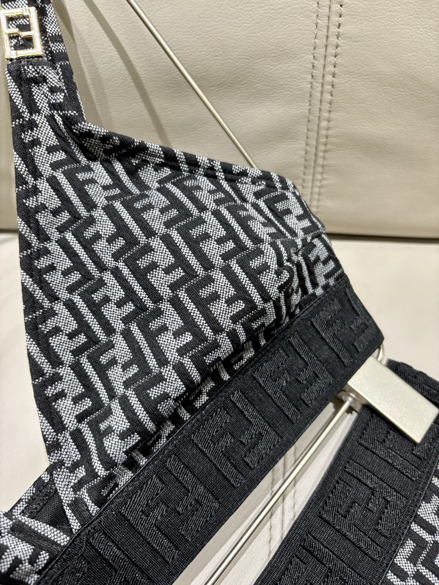 芬迪新款分体泳衣 适合多种场景的游泳衣🏊‍♀️海边 游泳池 温泉 水上乐园 漂流都可以😌内搭也完全可以 