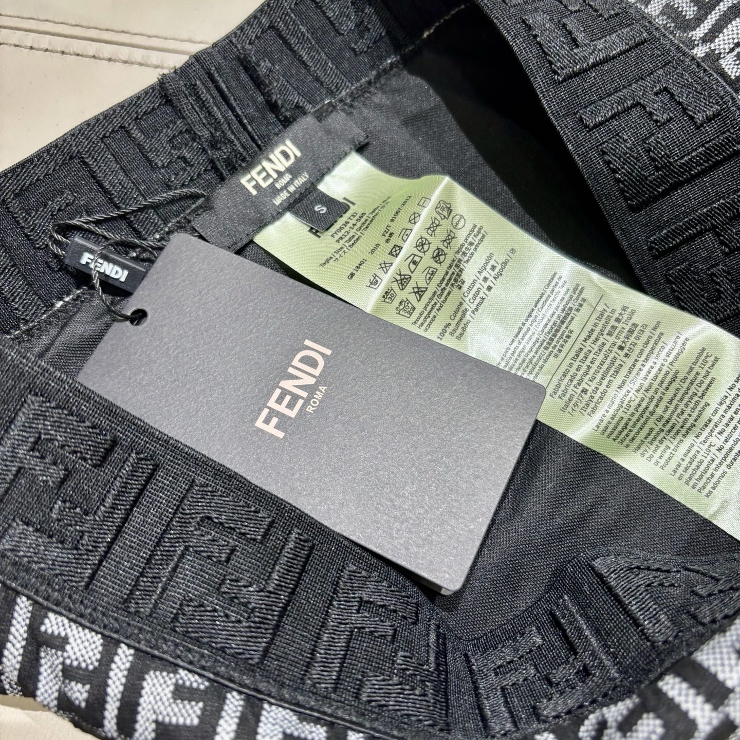 芬迪新款分体泳衣 适合多种场景的游泳衣🏊‍♀️海边 游泳池 温泉 水上乐园 漂流都可以😌内搭也完全可以 