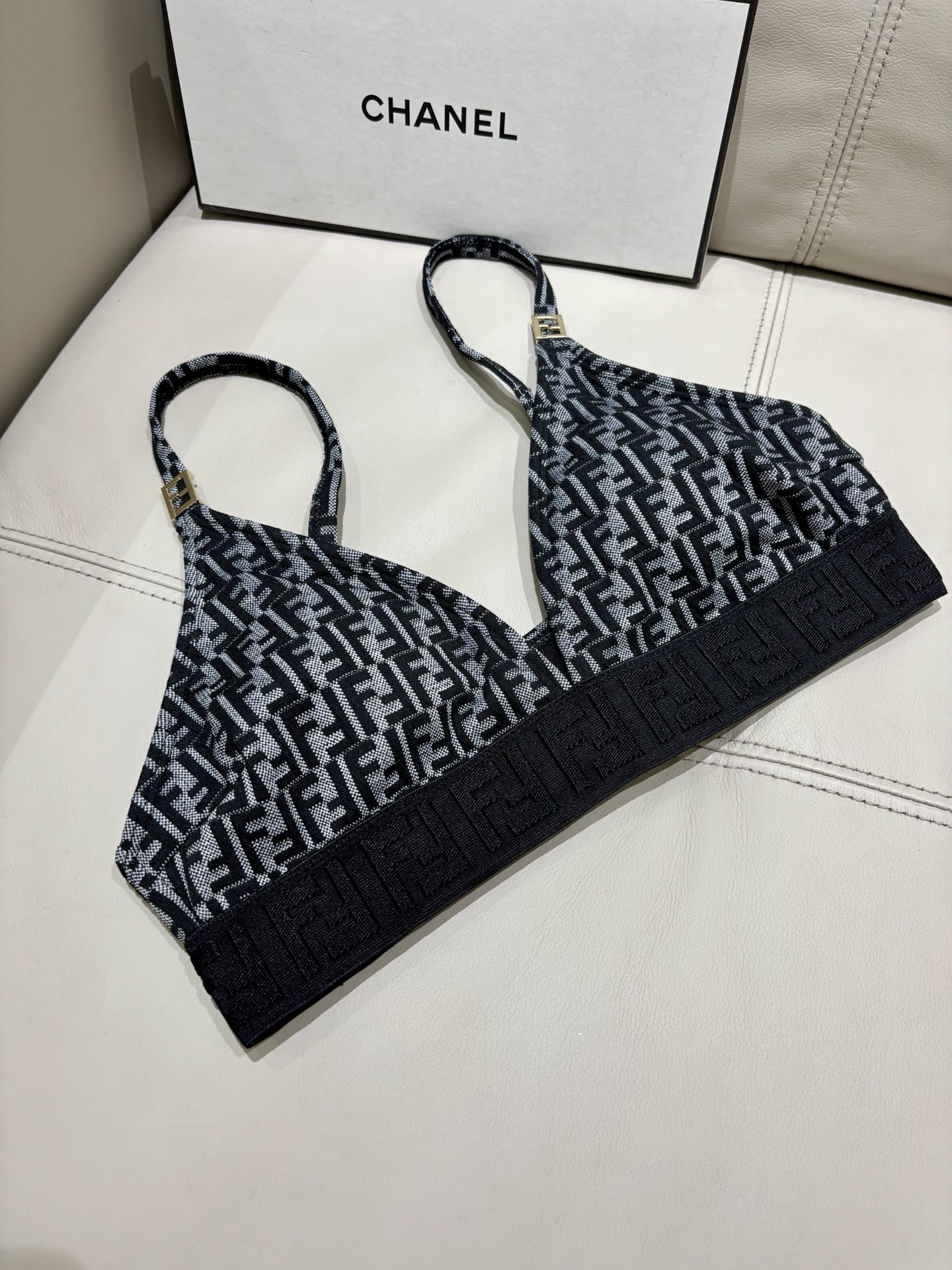 芬迪新款分体泳衣 适合多种场景的游泳衣🏊‍♀️海边 游泳池 温泉 水上乐园 漂流都可以😌内搭也完全可以 