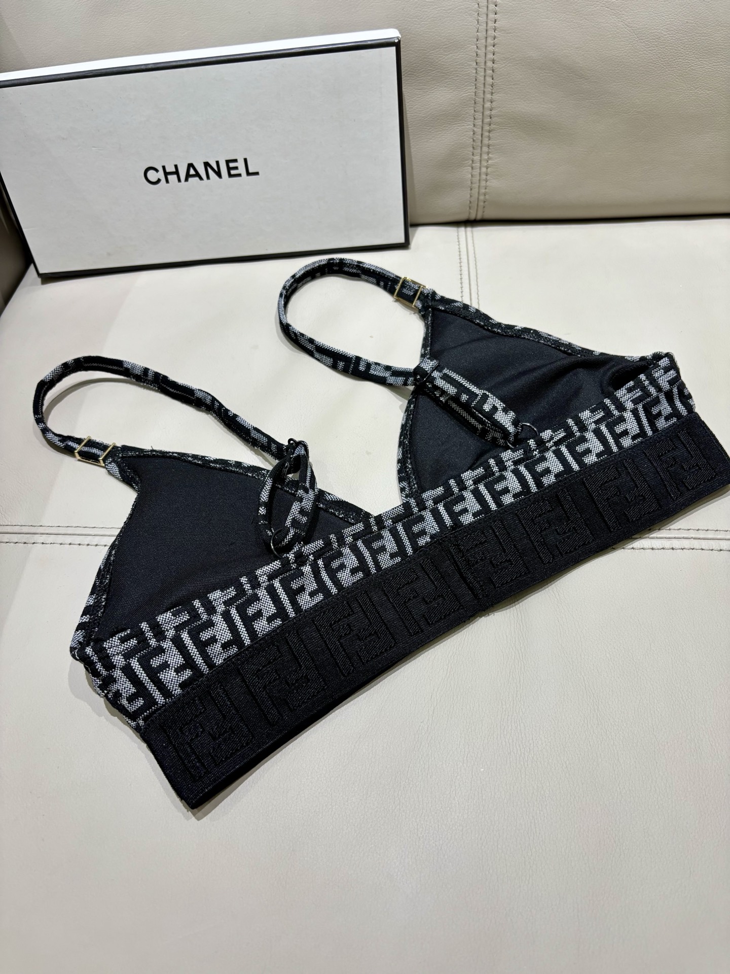 芬迪新款分体泳衣 适合多种场景的游泳衣🏊‍♀️海边 游泳池 温泉 水上乐园 漂流都可以😌内搭也完全可以 