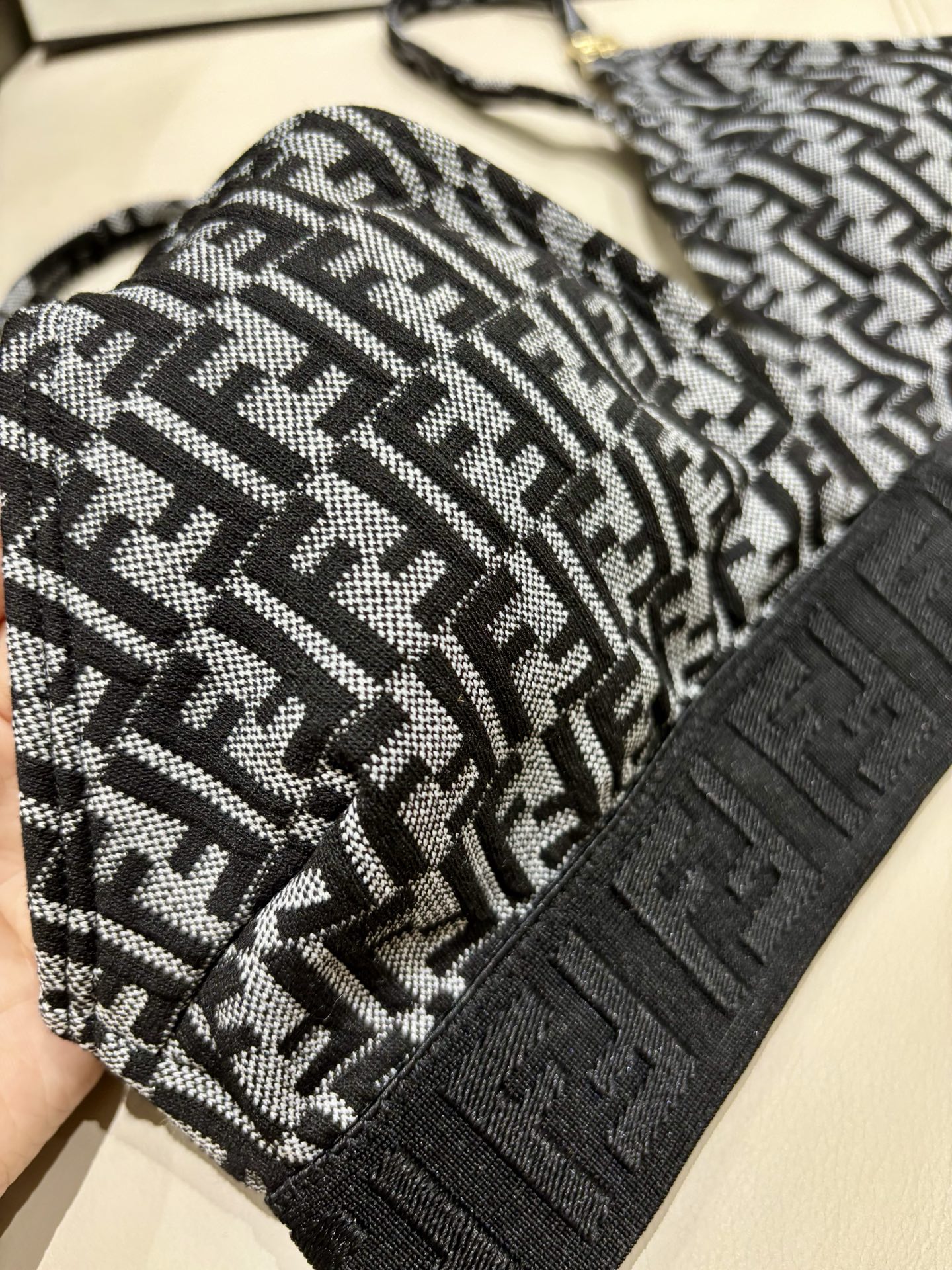 芬迪新款分体泳衣 适合多种场景的游泳衣🏊‍♀️海边 游泳池 温泉 水上乐园 漂流都可以😌内搭也完全可以 