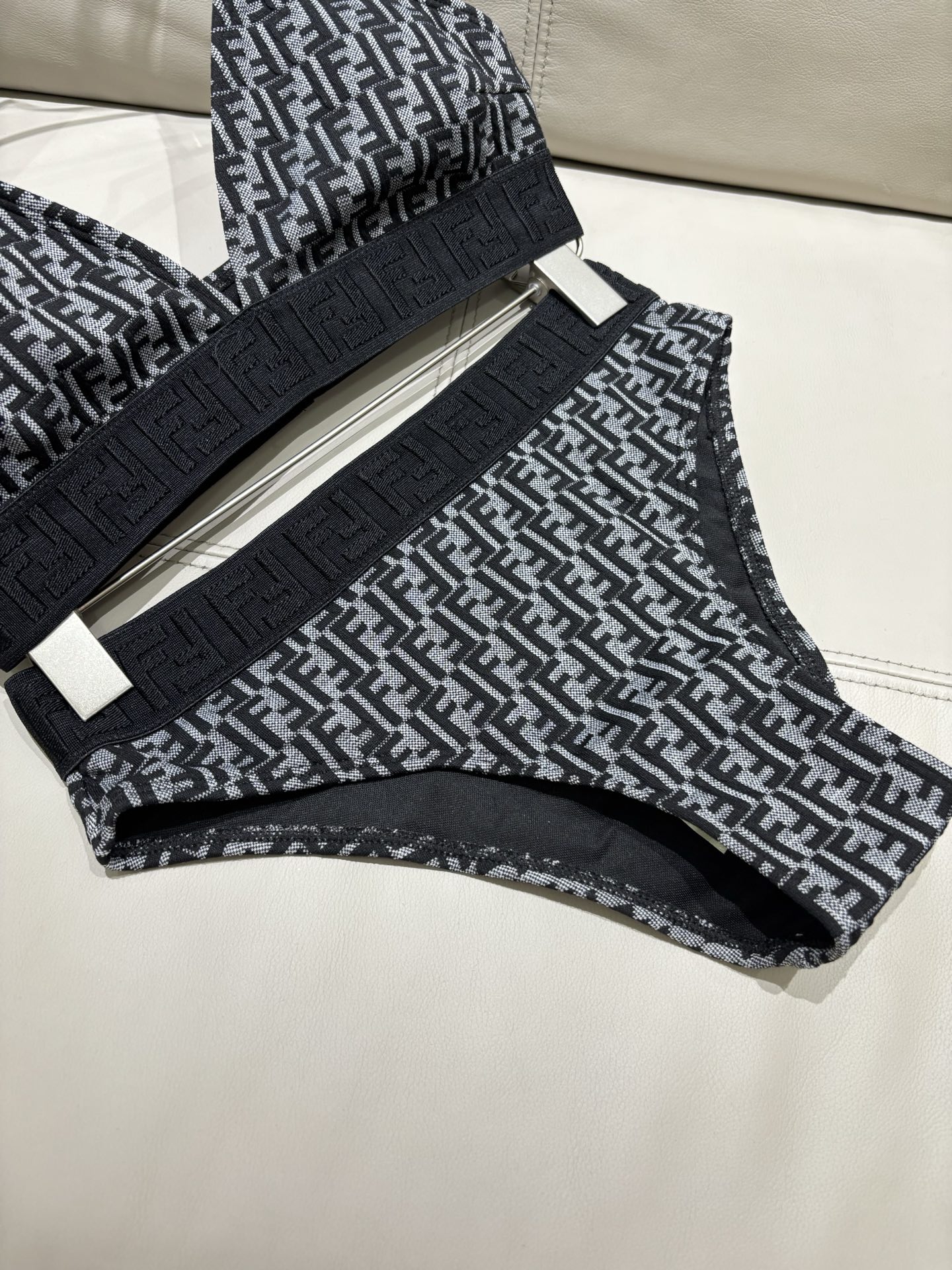 芬迪新款分体泳衣 适合多种场景的游泳衣🏊‍♀️海边 游泳池 温泉 水上乐园 漂流都可以😌内搭也完全可以 