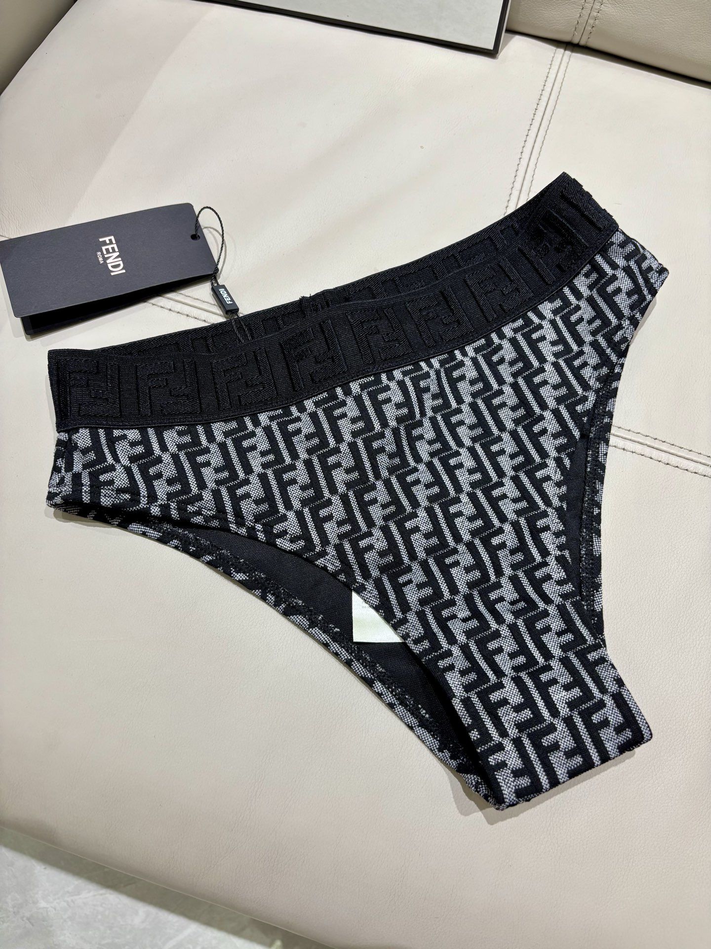 芬迪新款分体泳衣 适合多种场景的游泳衣🏊‍♀️海边 游泳池 温泉 水上乐园 漂流都可以😌内搭也完全可以 