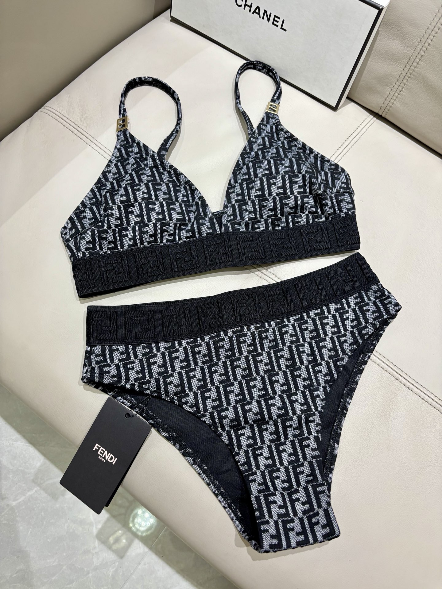 芬迪新款分体泳衣 适合多种场景的游泳衣🏊‍♀️海边 游泳池 温泉 水上乐园 漂流都可以😌内搭也完全可以 