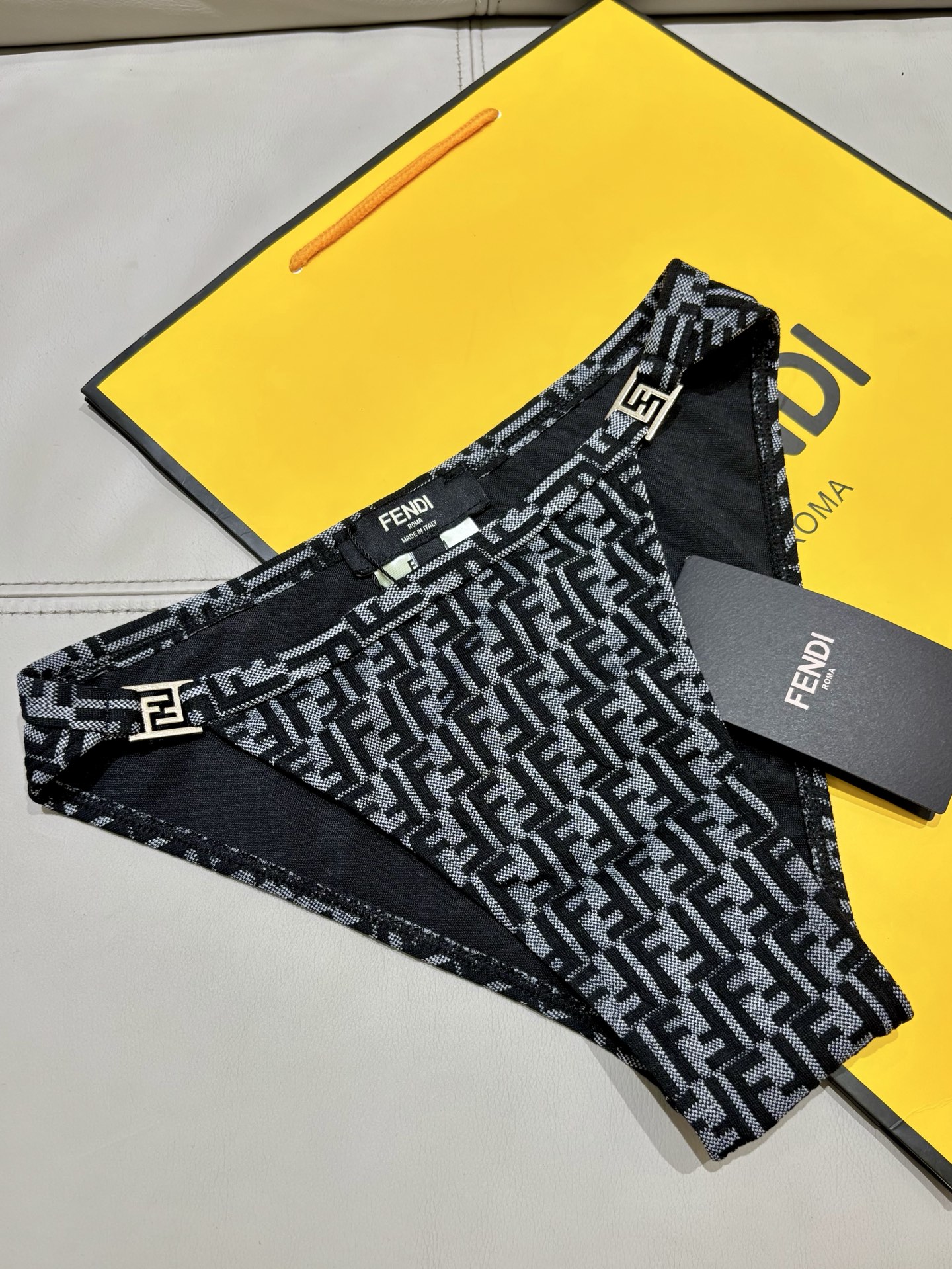 芬迪新款分体泳衣 适合多种场景的游泳衣🏊‍♀️海边 游泳池 温泉 水上乐园 漂流都可以😌内搭也完全可以 