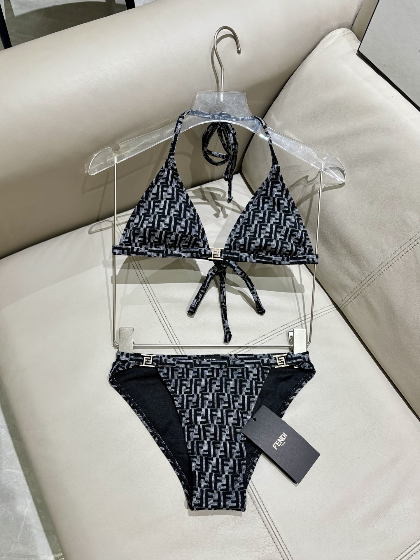 芬迪新款分体泳衣 适合多种场景的游泳衣🏊‍♀️海边 游泳池 温泉 水上乐园 漂流都可以😌内搭也完全可以 