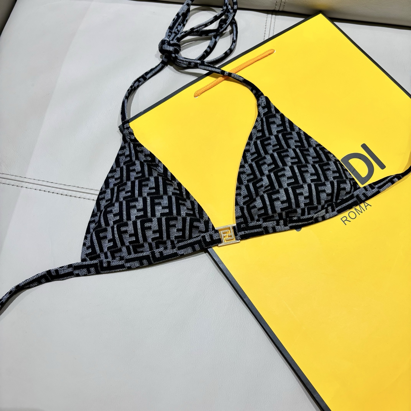 芬迪新款分体泳衣 适合多种场景的游泳衣🏊‍♀️海边 游泳池 温泉 水上乐园 漂流都可以😌内搭也完全可以 