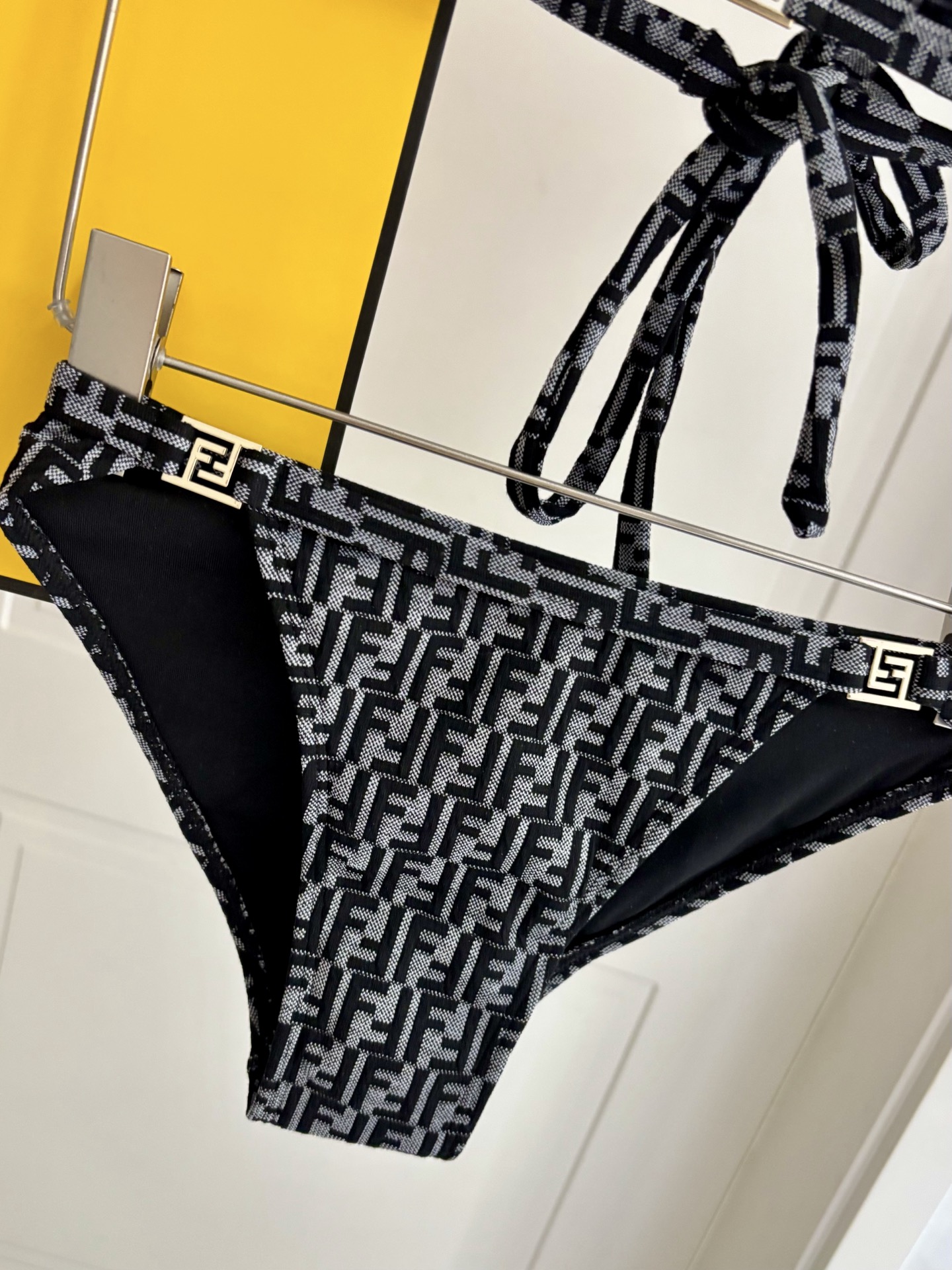 芬迪新款分体泳衣 适合多种场景的游泳衣🏊‍♀️海边 游泳池 温泉 水上乐园 漂流都可以😌内搭也完全可以 