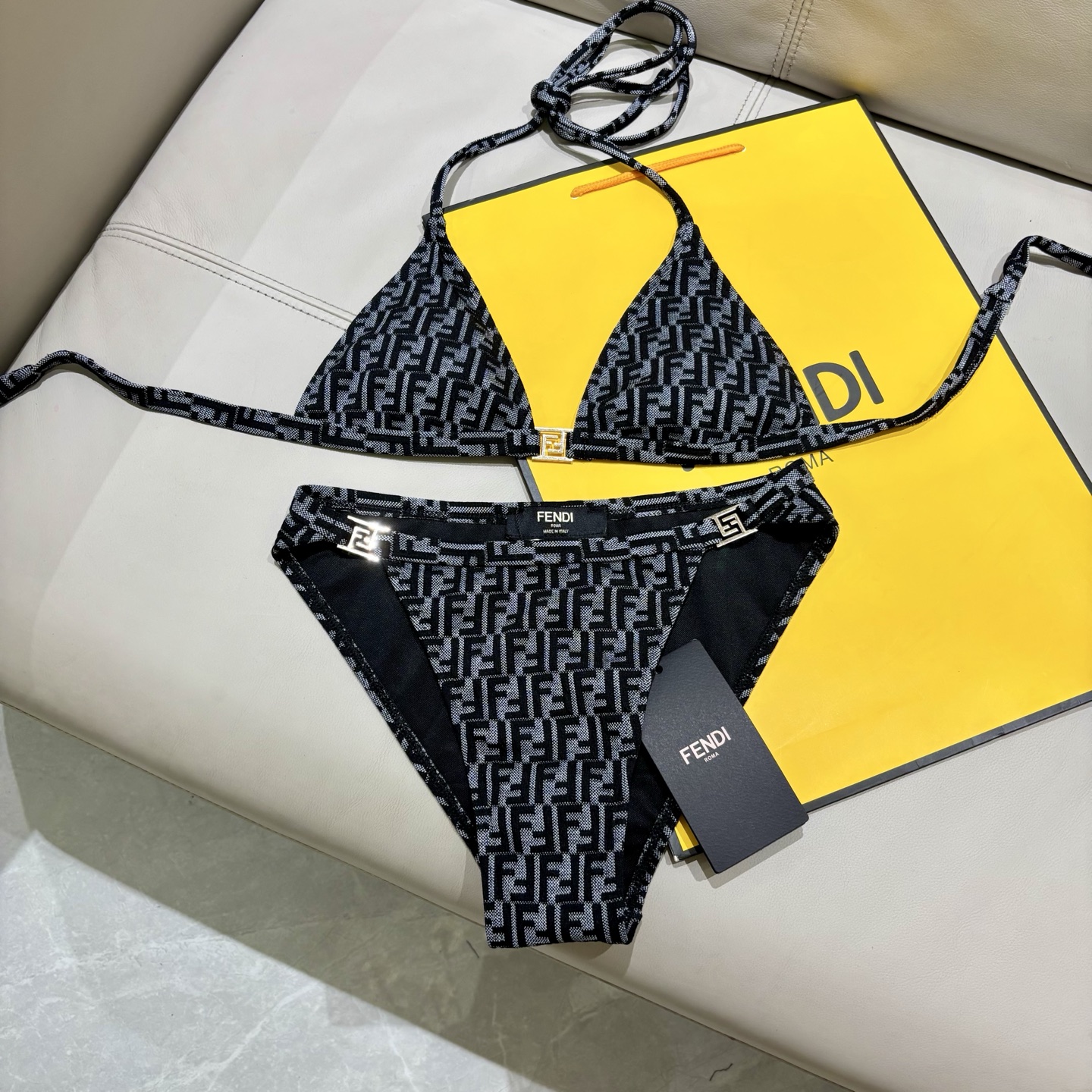 芬迪新款分体泳衣 适合多种场景的游泳衣🏊‍♀️海边 游泳池 温泉 水上乐园 漂流都可以😌内搭也完全可以 