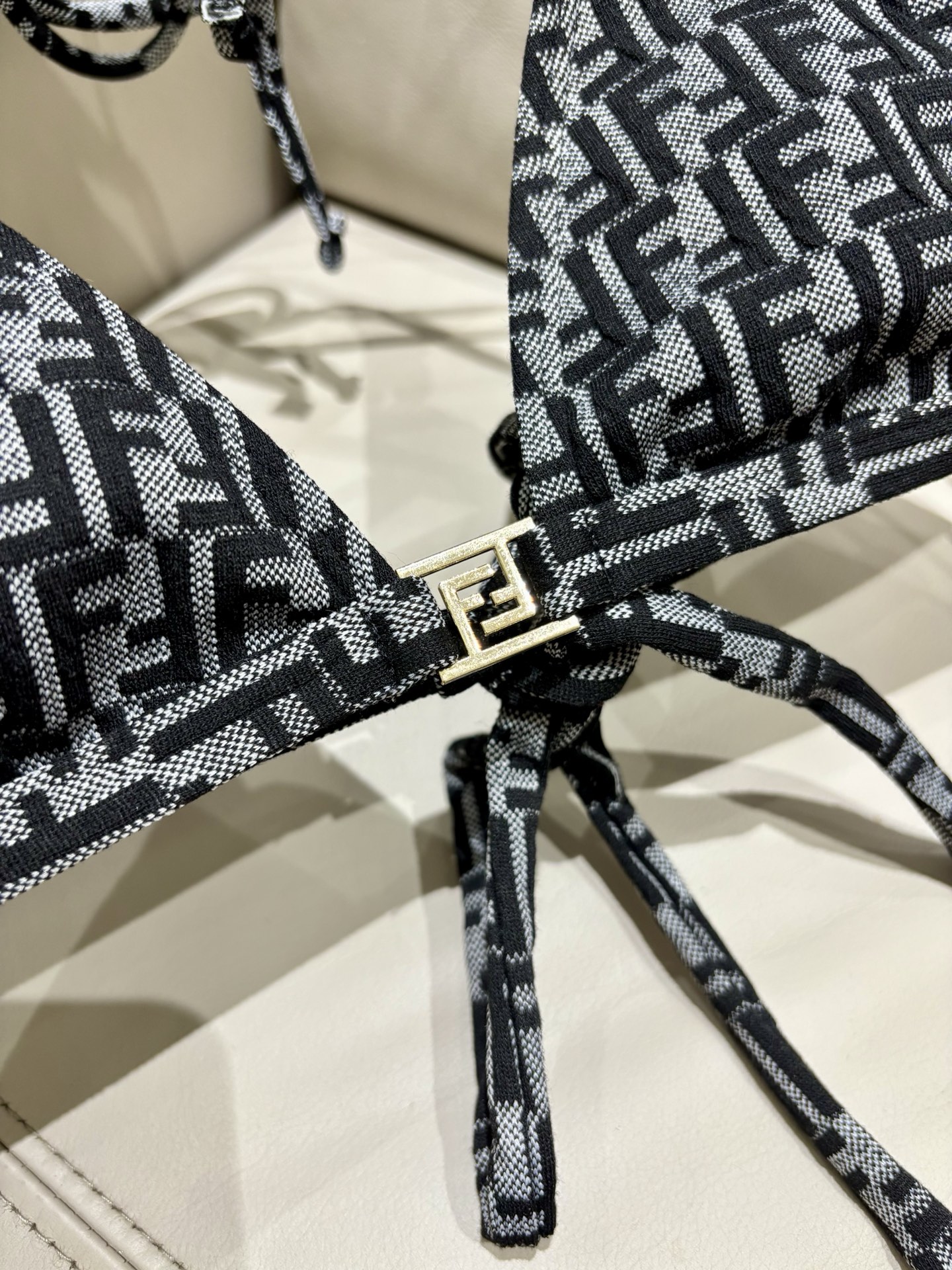 芬迪新款分体泳衣 适合多种场景的游泳衣🏊‍♀️海边 游泳池 温泉 水上乐园 漂流都可以😌内搭也完全可以 