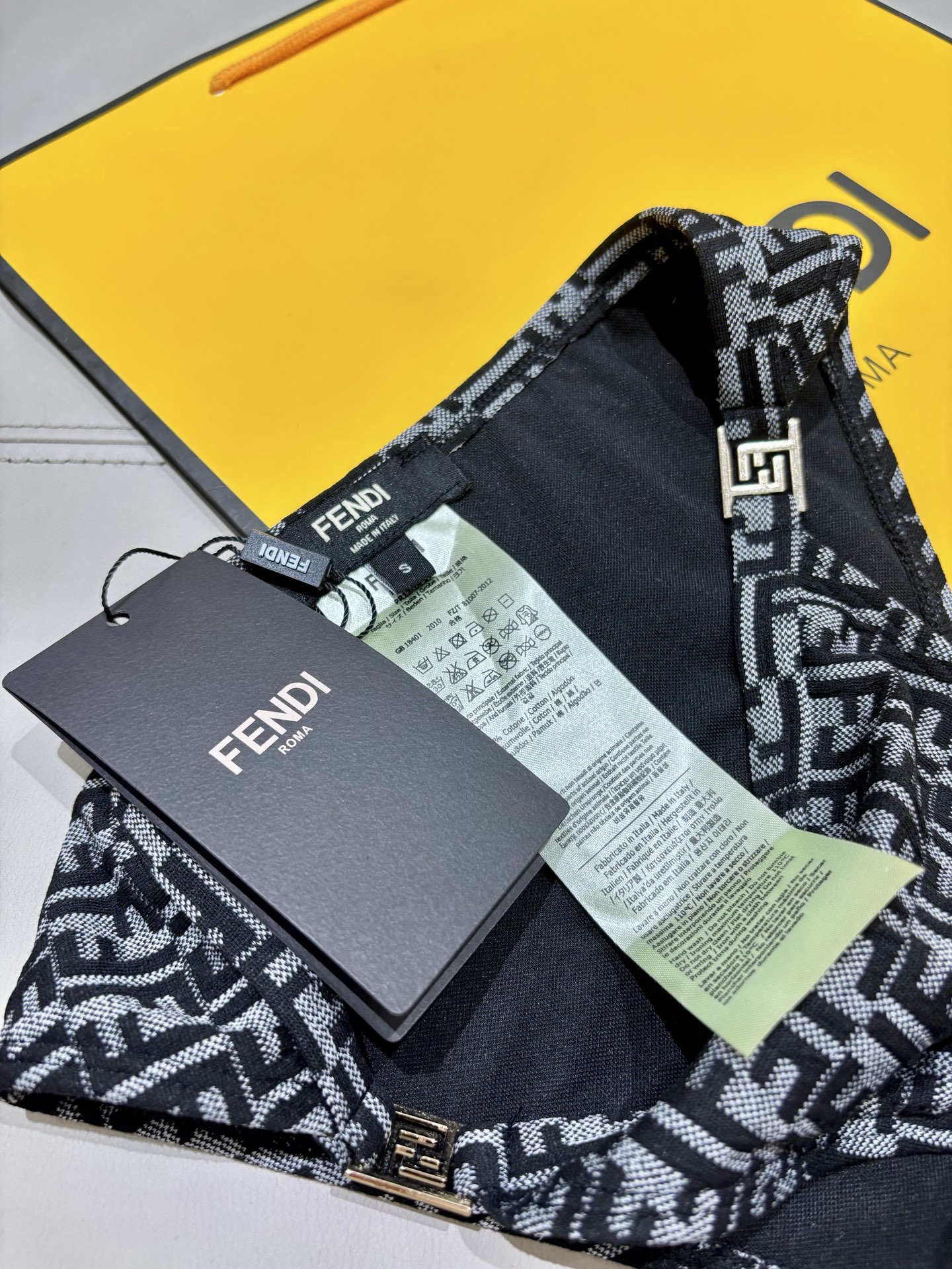 芬迪新款分体泳衣 适合多种场景的游泳衣🏊‍♀️海边 游泳池 温泉 水上乐园 漂流都可以😌内搭也完全可以 