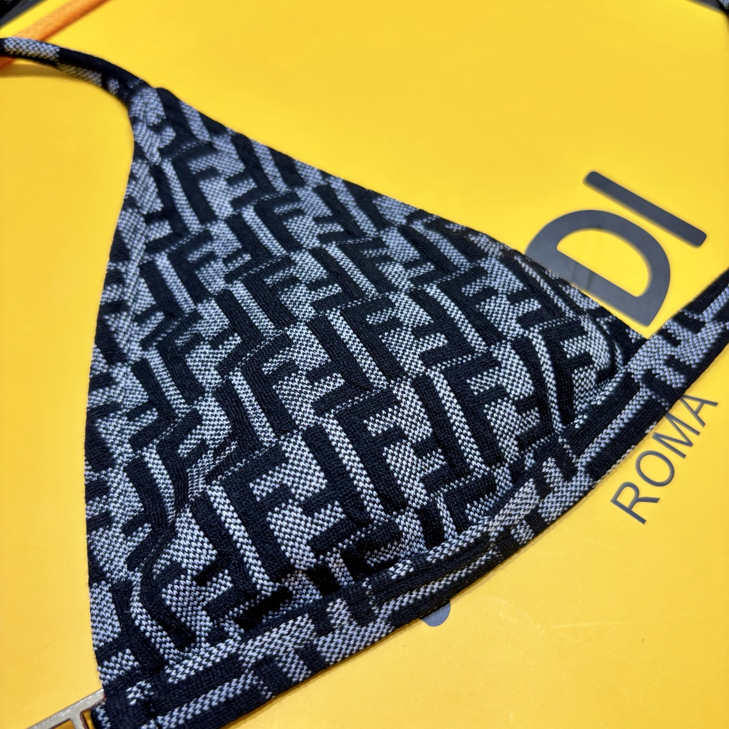 芬迪新款分体泳衣 适合多种场景的游泳衣🏊‍♀️海边 游泳池 温泉 水上乐园 漂流都可以😌内搭也完全可以 