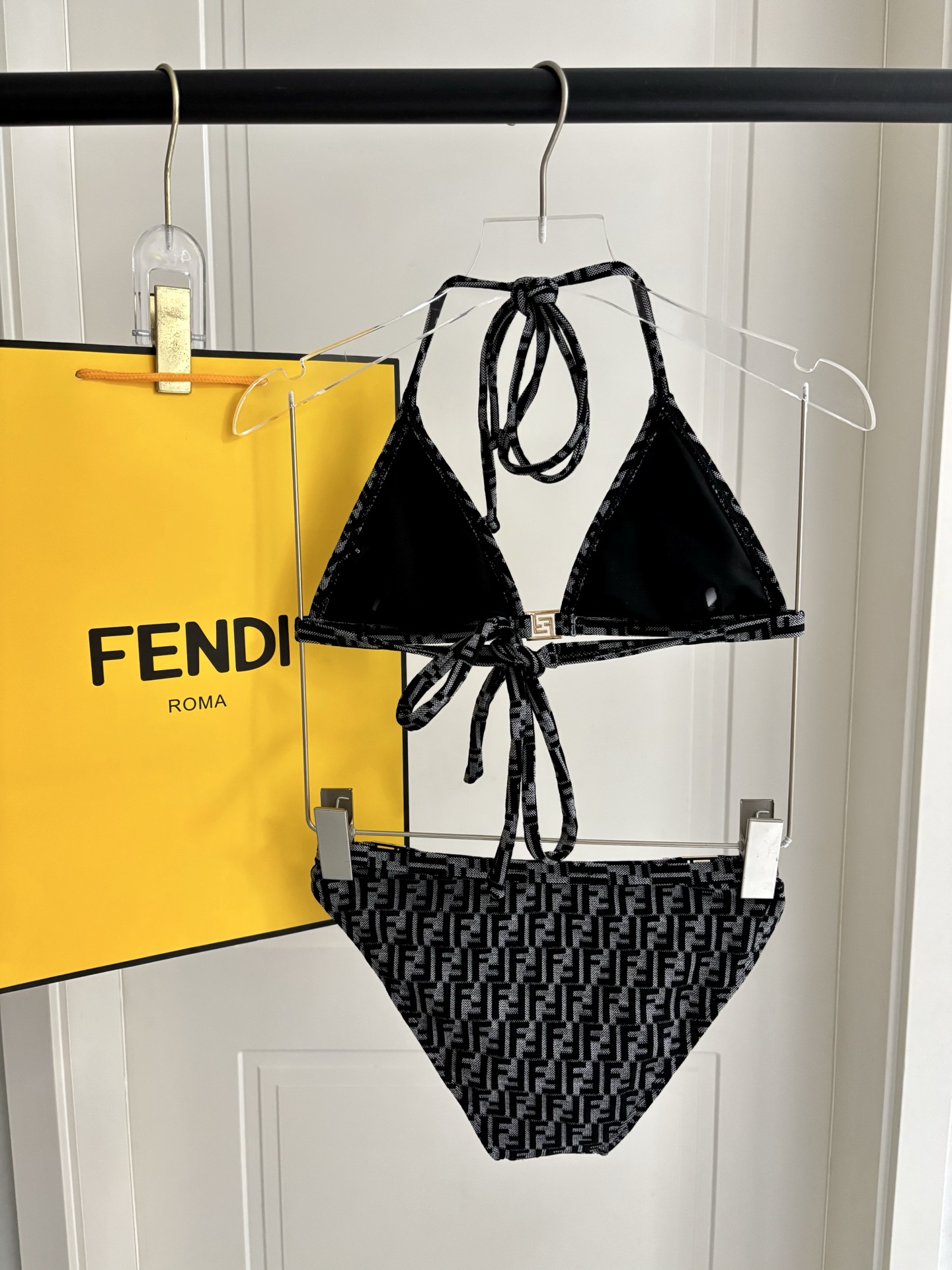 芬迪新款分体泳衣 适合多种场景的游泳衣🏊‍♀️海边 游泳池 温泉 水上乐园 漂流都可以😌内搭也完全可以 