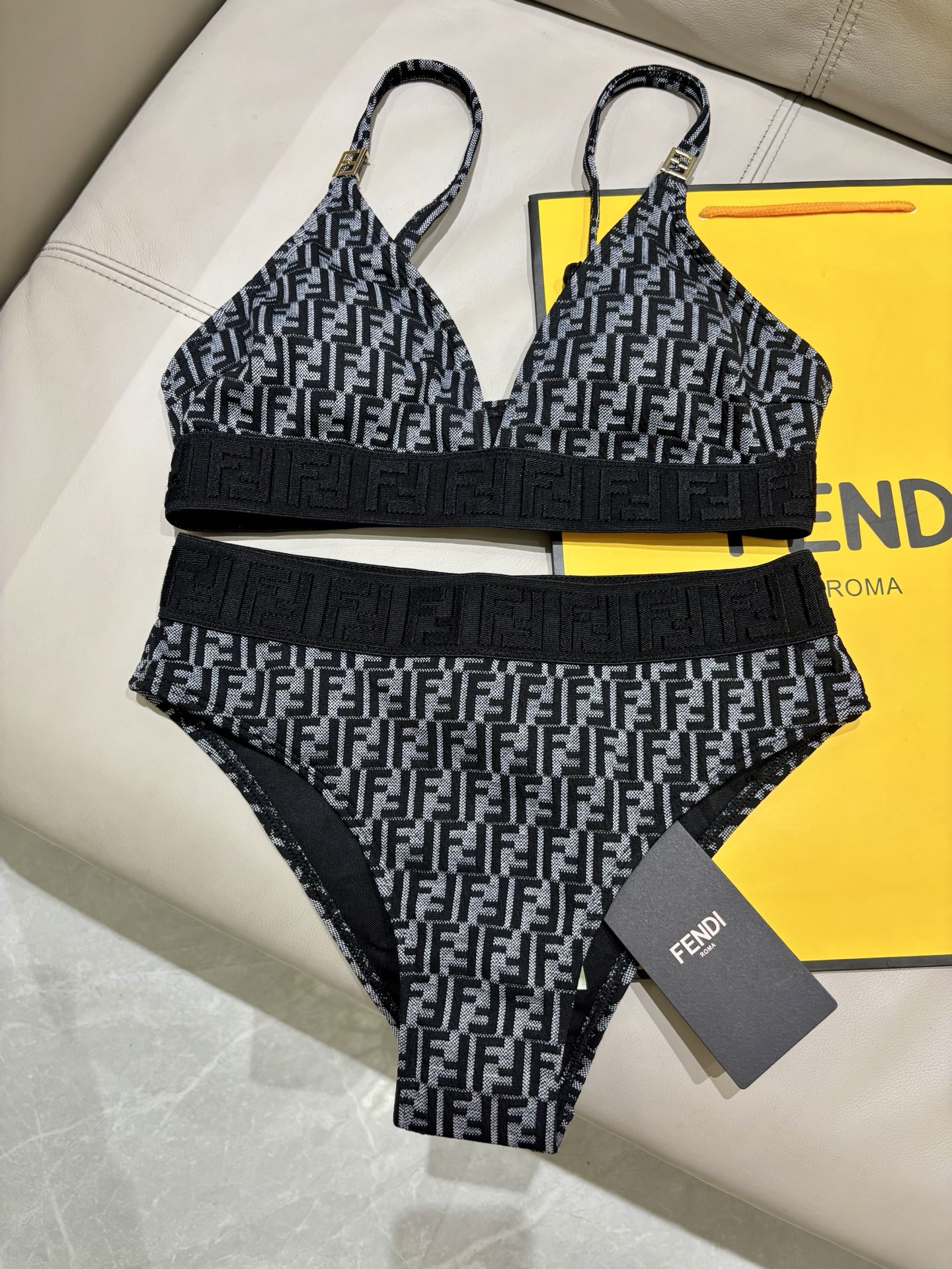 芬迪新款分体泳衣 适合多种场景的游泳衣🏊‍♀️海边 游泳池 温泉 水上乐园 漂流都可以😌内搭也完全可以 