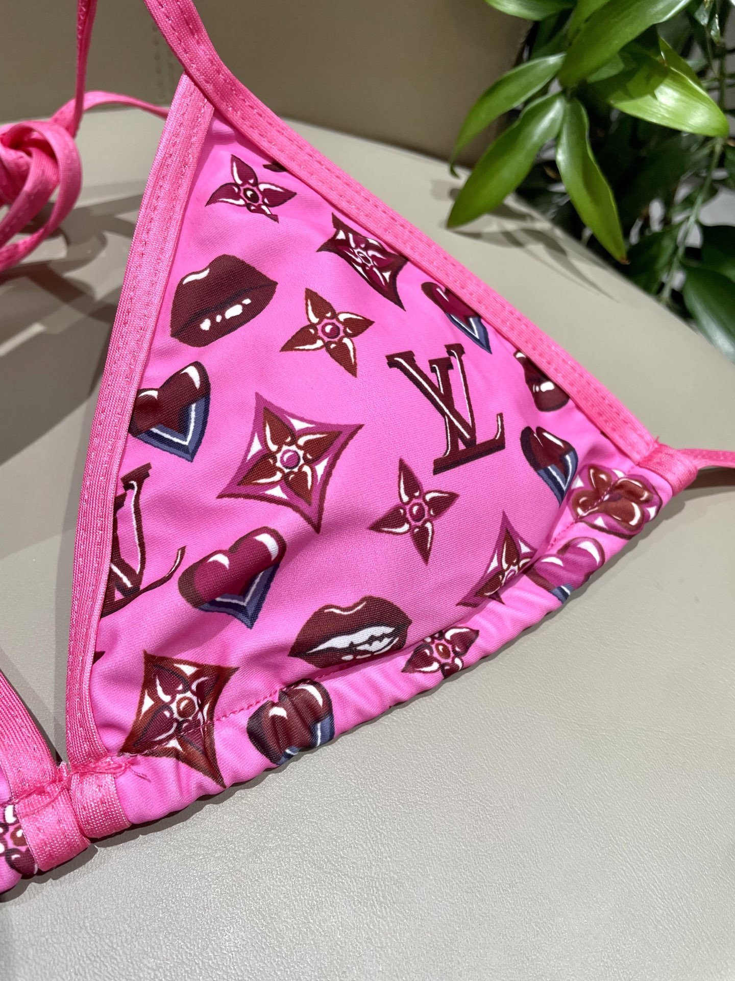 Lv比基尼 简单大气 适合多种场景的游泳衣🏊‍♀️海边 游泳池 温泉 水上乐园 漂流都可以😌内搭也完全可