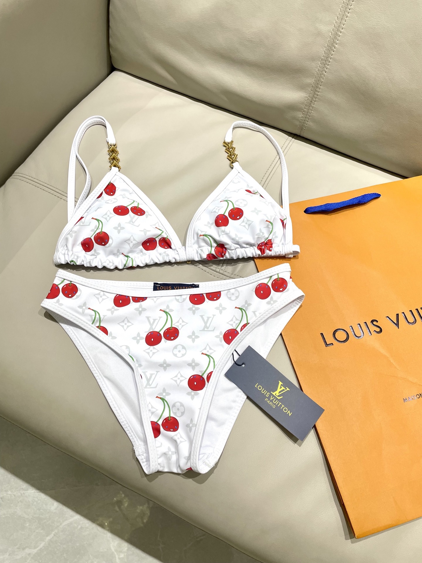 Lv比基尼 简单大气 适合多种场景的游泳衣🏊‍♀️海边 游泳池 温泉 水上乐园 漂流都可以😌内搭也完全可