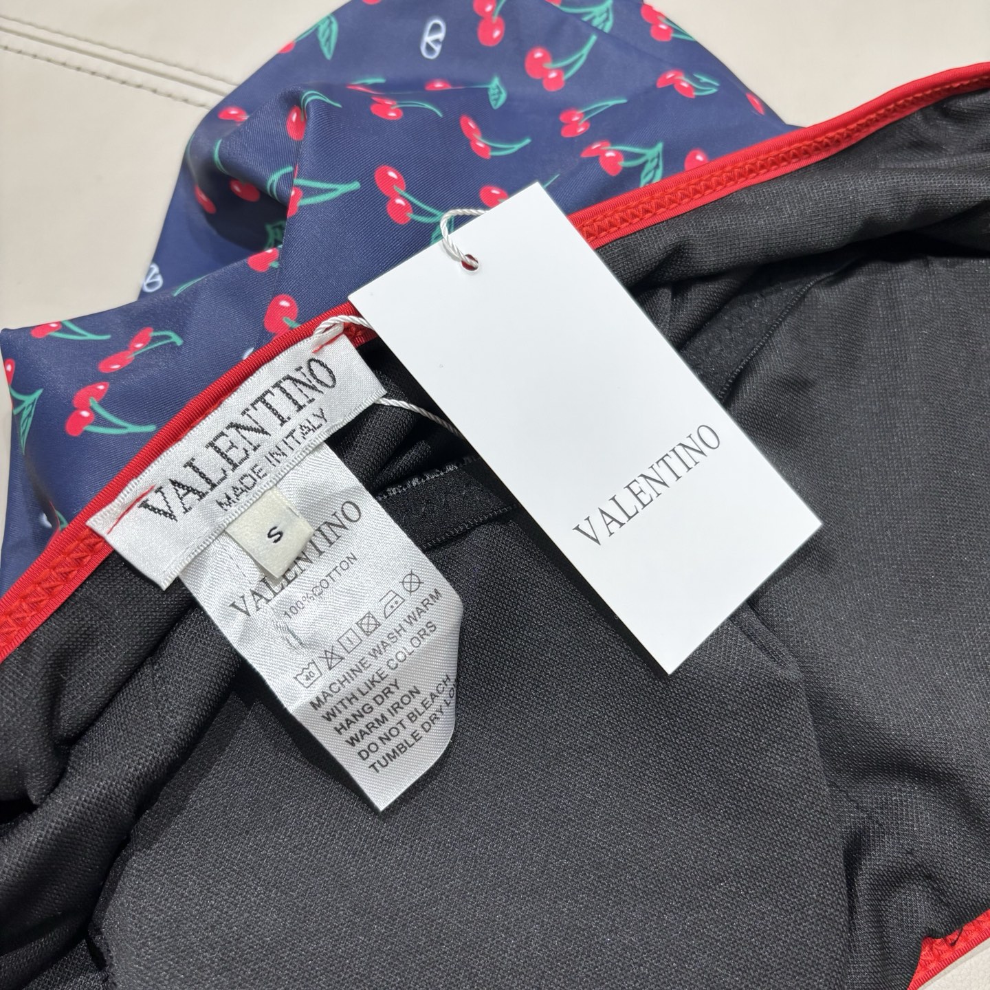 华伦天奴新款泳衣😍🥰适合多种场景的游泳衣🏊‍♀️海边 游泳池 温泉 水上乐园 漂流都可以😌内搭也完全可以