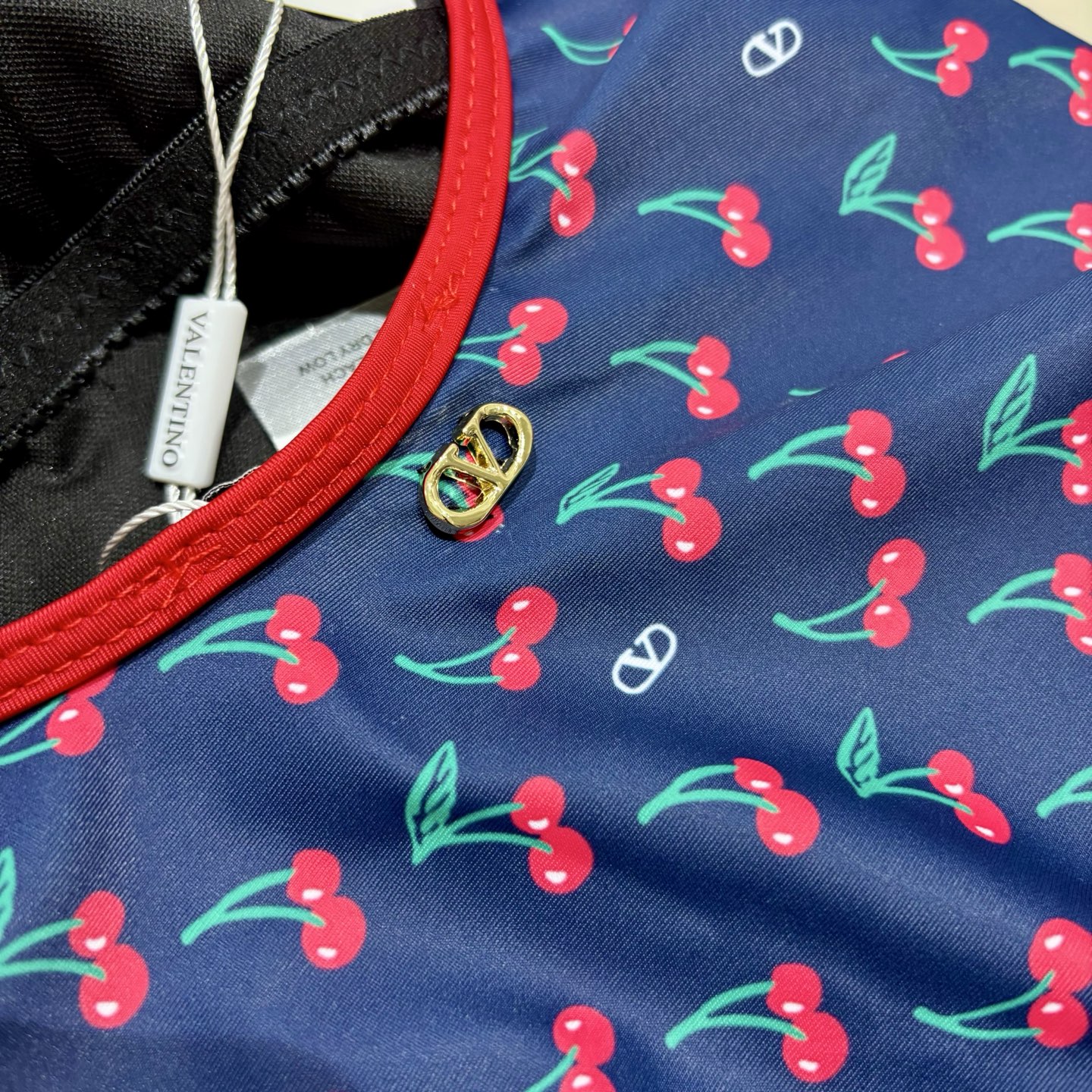 华伦天奴新款泳衣😍🥰适合多种场景的游泳衣🏊‍♀️海边 游泳池 温泉 水上乐园 漂流都可以😌内搭也完全可以