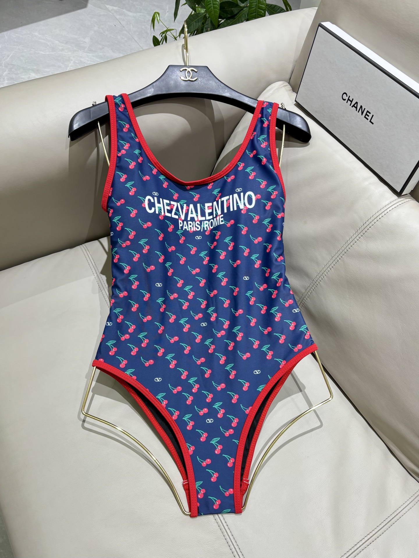 华伦天奴新款泳衣😍🥰适合多种场景的游泳衣🏊‍♀️海边 游泳池 温泉 水上乐园 漂流都可以😌内搭也完全可以