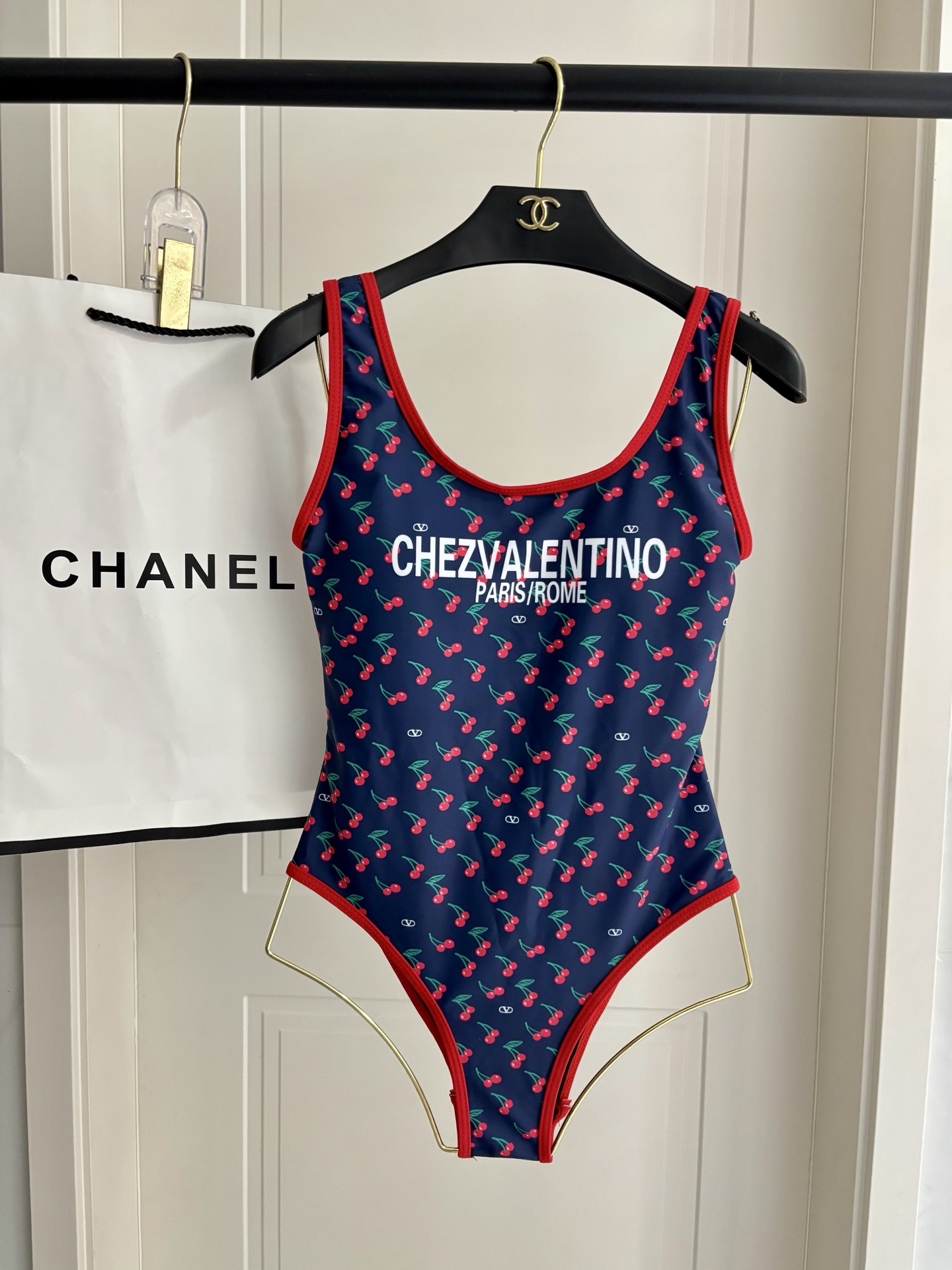 华伦天奴新款泳衣😍🥰适合多种场景的游泳衣🏊‍♀️海边 游泳池 温泉 水上乐园 漂流都可以😌内搭也完全可以