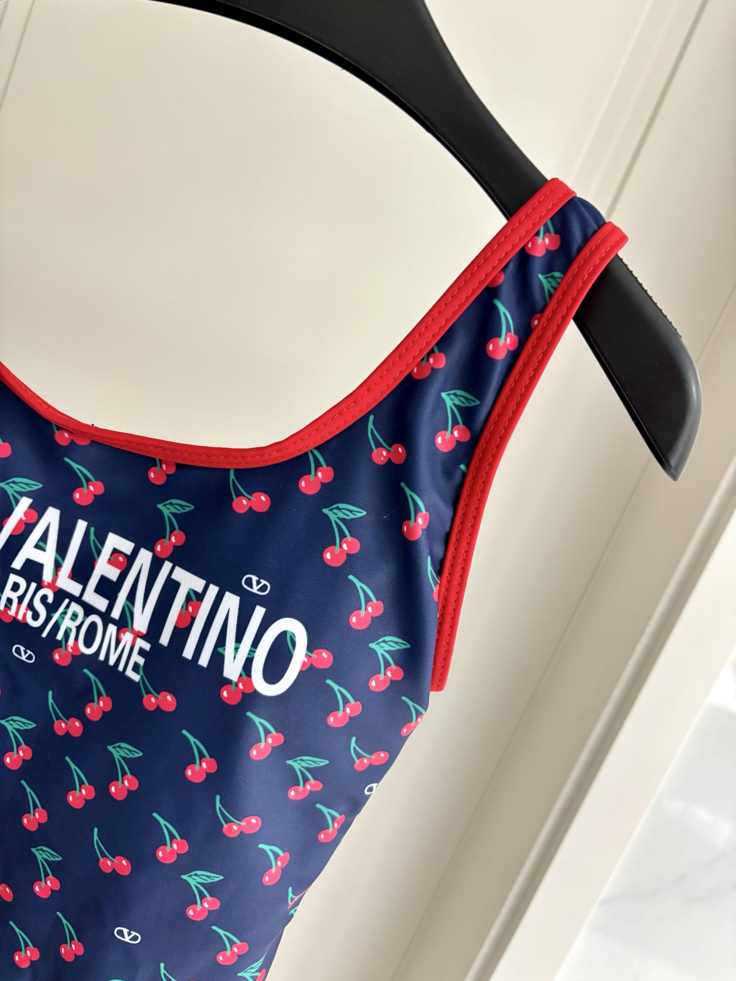 华伦天奴新款泳衣😍🥰适合多种场景的游泳衣🏊‍♀️海边 游泳池 温泉 水上乐园 漂流都可以😌内搭也完全可以