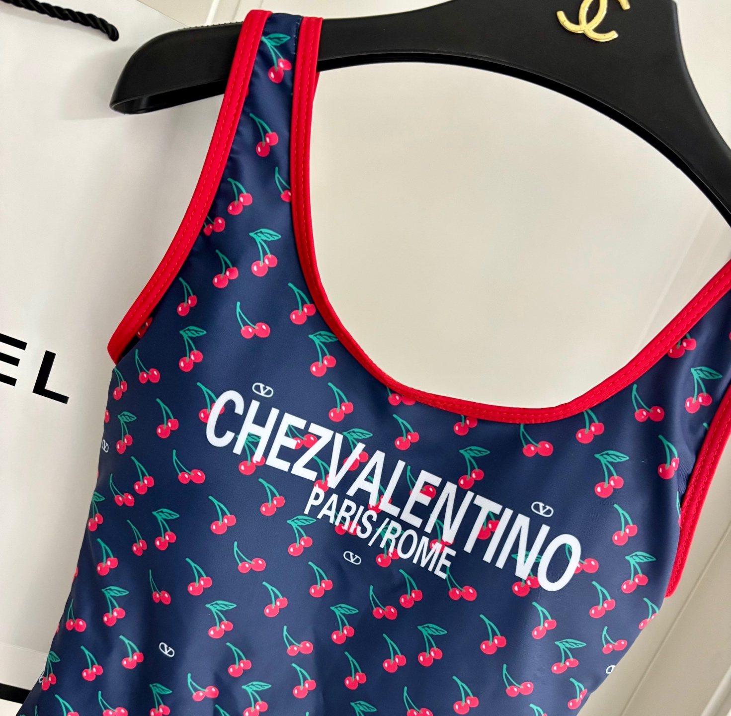 华伦天奴新款泳衣😍🥰适合多种场景的游泳衣🏊‍♀️海边 游泳池 温泉 水上乐园 漂流都可以😌内搭也完全可以