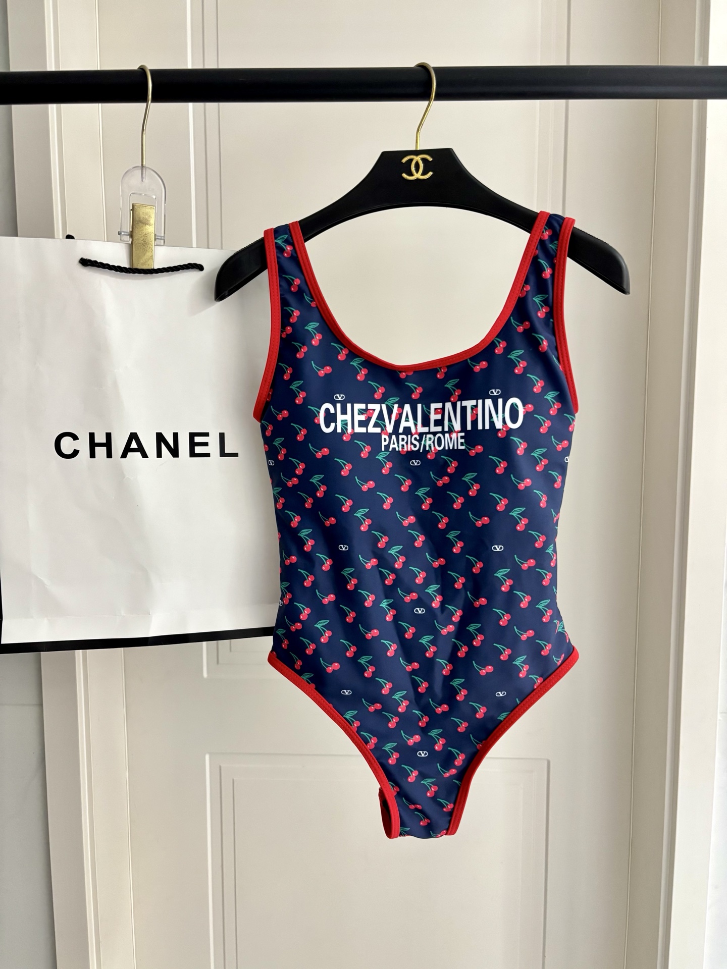 华伦天奴新款泳衣😍🥰适合多种场景的游泳衣🏊‍♀️海边 游泳池 温泉 水上乐园 漂流都可以😌内搭也完全可以