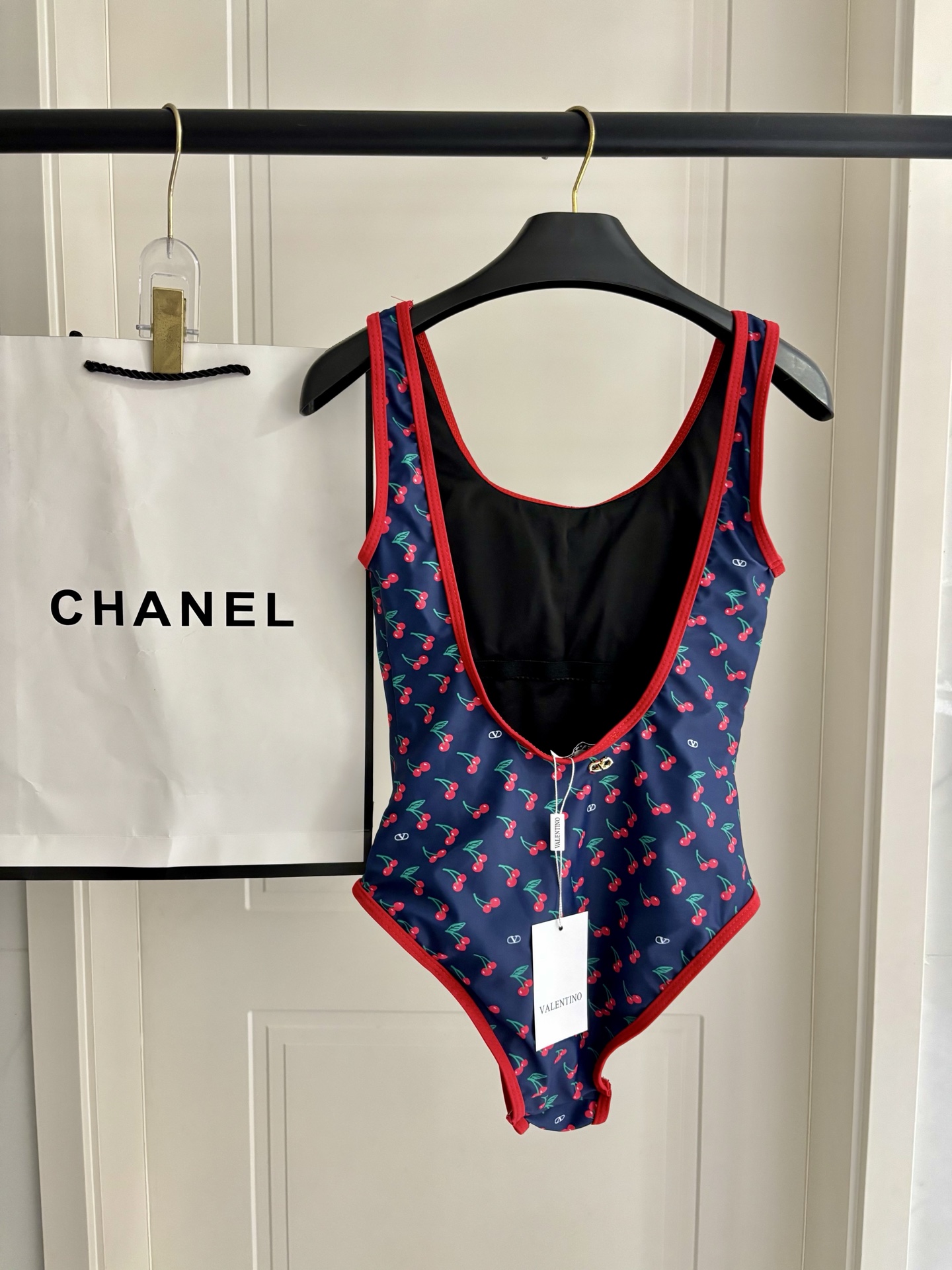 华伦天奴新款泳衣😍🥰适合多种场景的游泳衣🏊‍♀️海边 游泳池 温泉 水上乐园 漂流都可以😌内搭也完全可以