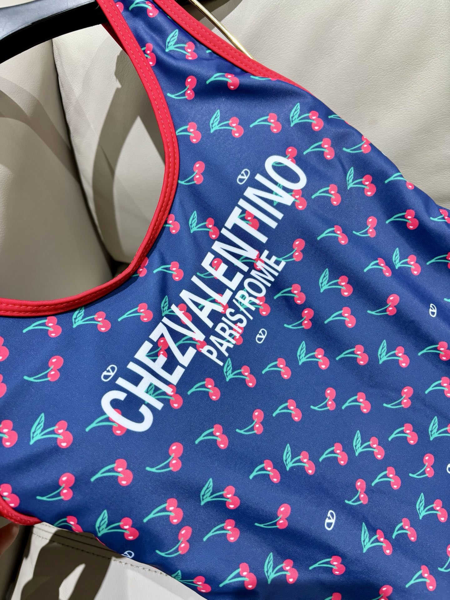 华伦天奴新款泳衣😍🥰适合多种场景的游泳衣🏊‍♀️海边 游泳池 温泉 水上乐园 漂流都可以😌内搭也完全可以