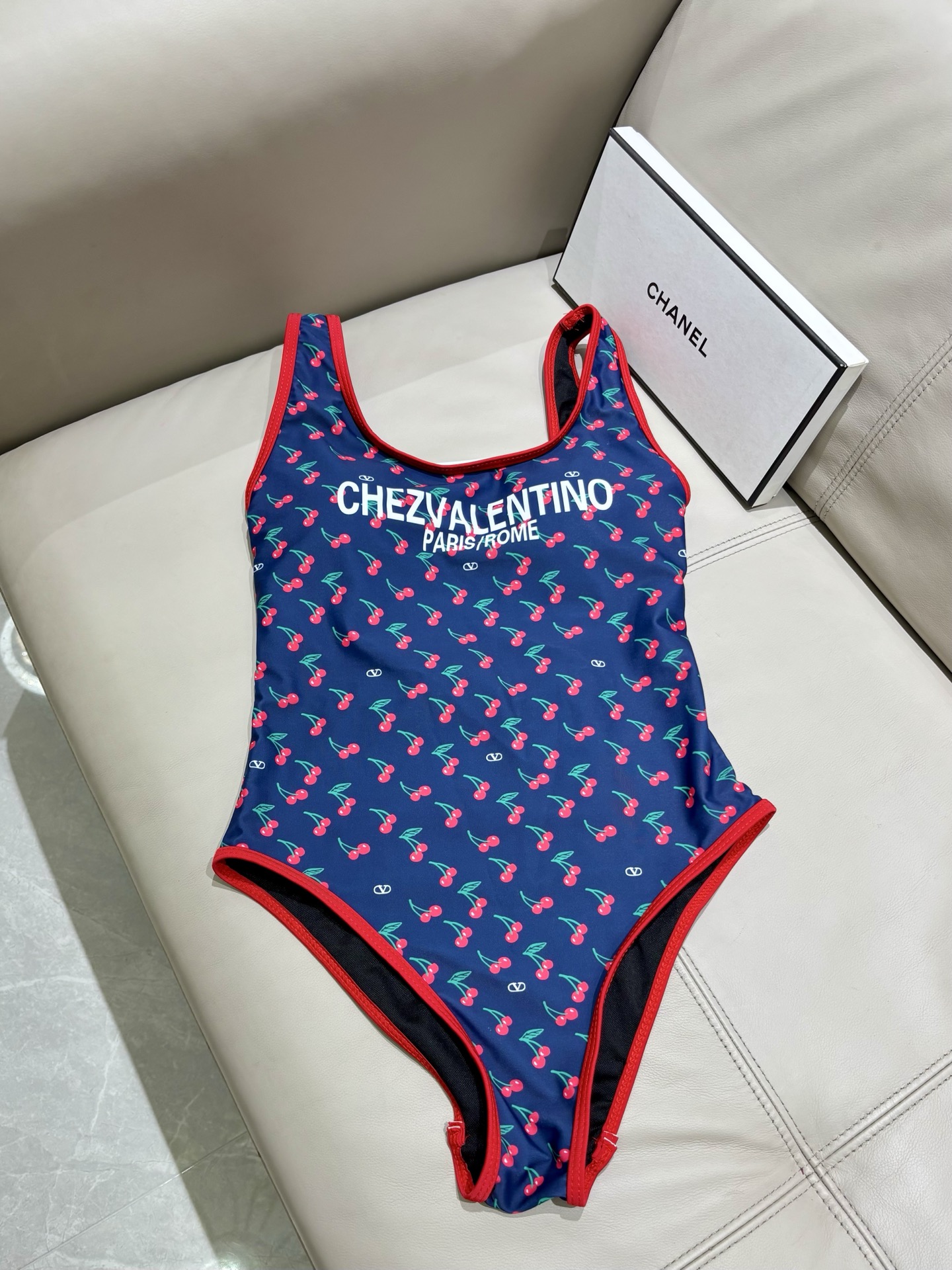 华伦天奴新款泳衣😍🥰适合多种场景的游泳衣🏊‍♀️海边 游泳池 温泉 水上乐园 漂流都可以😌内搭也完全可以