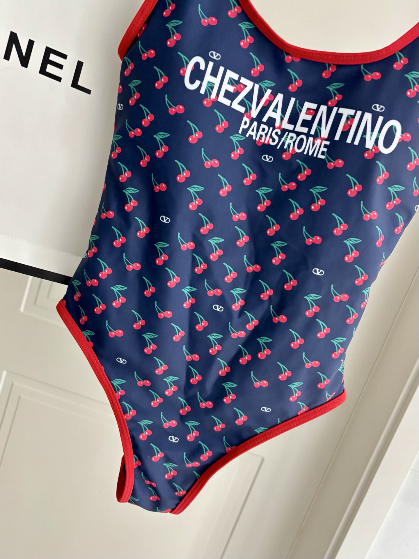 华伦天奴新款泳衣😍🥰适合多种场景的游泳衣🏊‍♀️海边 游泳池 温泉 水上乐园 漂流都可以😌内搭也完全可以