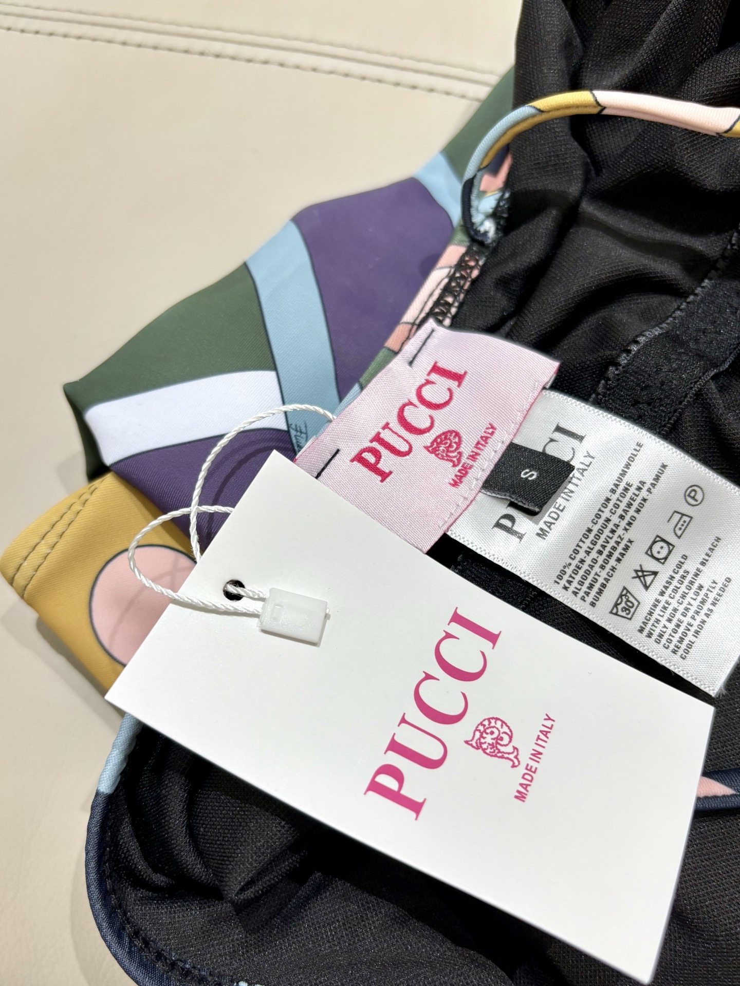 Pucci专柜新款连体泳衣 泳衣➕纱巾 2件套 气质高雅 😍🥰适合多种场景的游泳衣🏊‍♀️海边 游泳池 