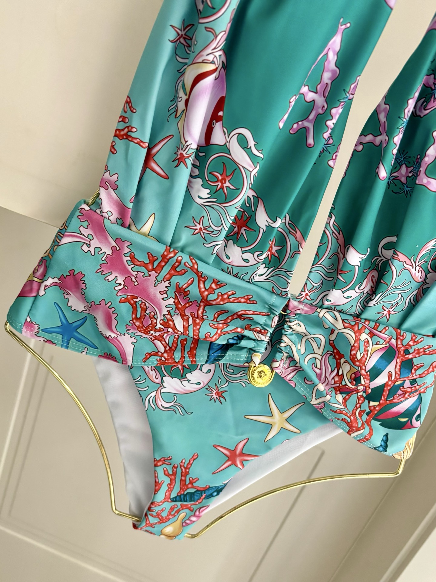 范思哲专柜新款连体泳衣 气质高雅 😍🥰适合多种场景的游泳衣🏊‍♀️海边 游泳池 温泉 水上乐园 漂流都可