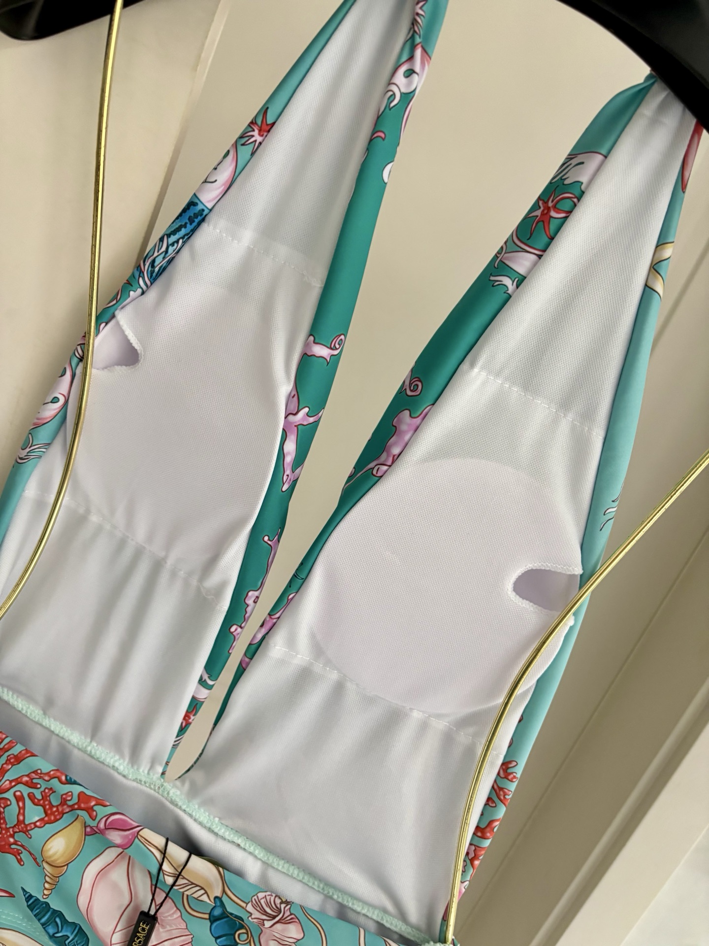 范思哲专柜新款连体泳衣 气质高雅 😍🥰适合多种场景的游泳衣🏊‍♀️海边 游泳池 温泉 水上乐园 漂流都可