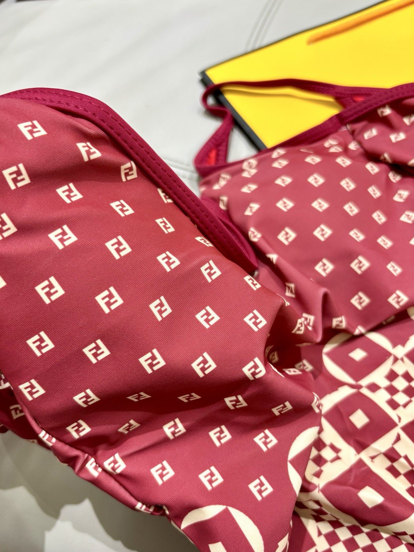 芬迪新款连体泳衣 😍🥰适合多种场景的游泳衣🏊‍♀️海边 游泳池 温泉 水上乐园 漂流都可以😌面料：透气舒