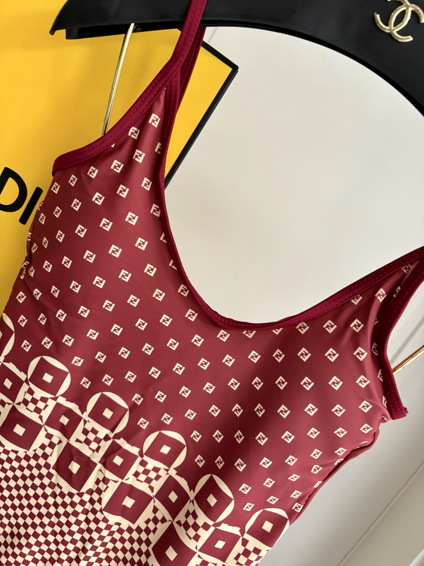 芬迪新款连体泳衣 😍🥰适合多种场景的游泳衣🏊‍♀️海边 游泳池 温泉 水上乐园 漂流都可以😌面料：透气舒