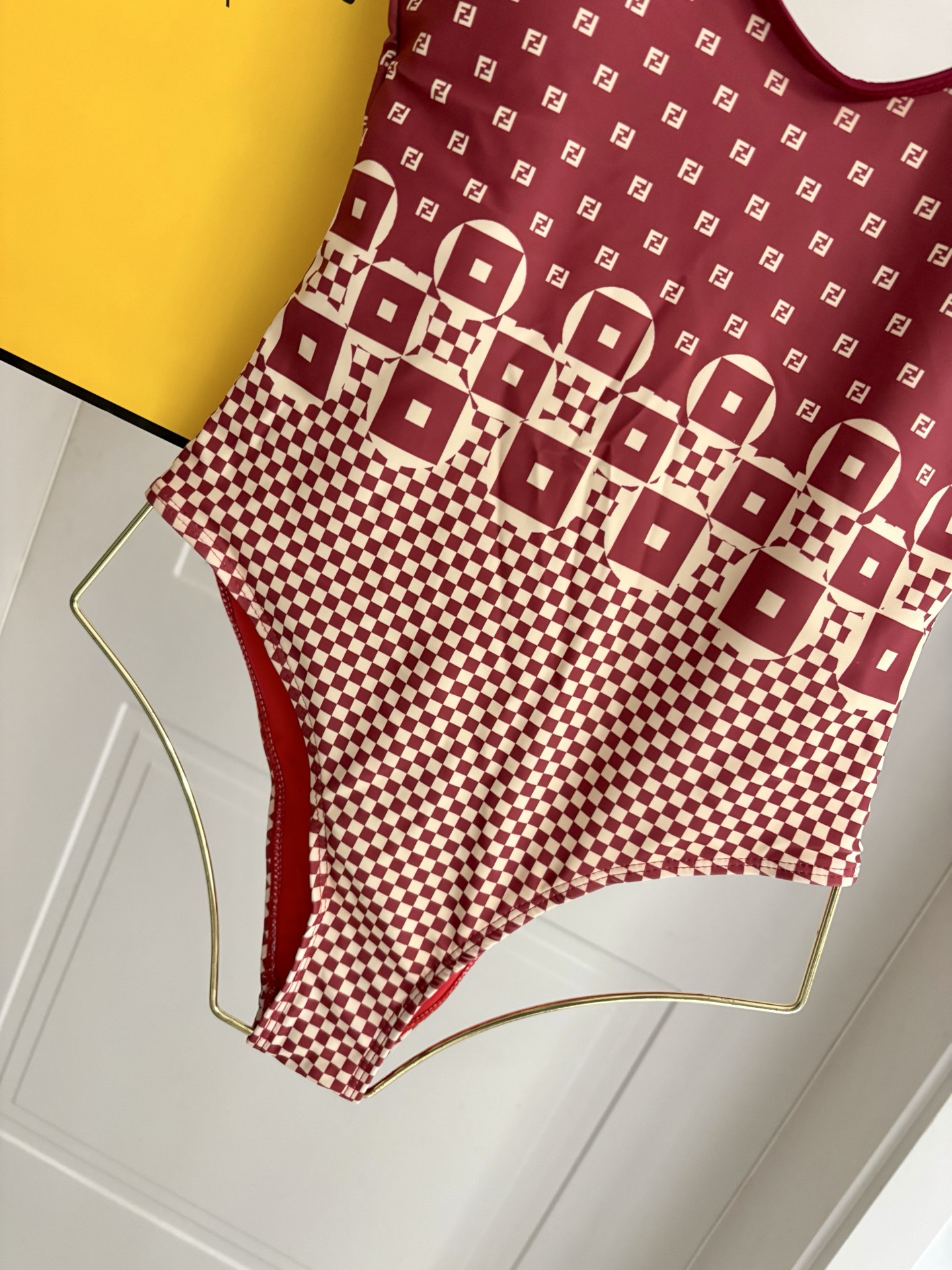 芬迪新款连体泳衣 😍🥰适合多种场景的游泳衣🏊‍♀️海边 游泳池 温泉 水上乐园 漂流都可以😌面料：透气舒