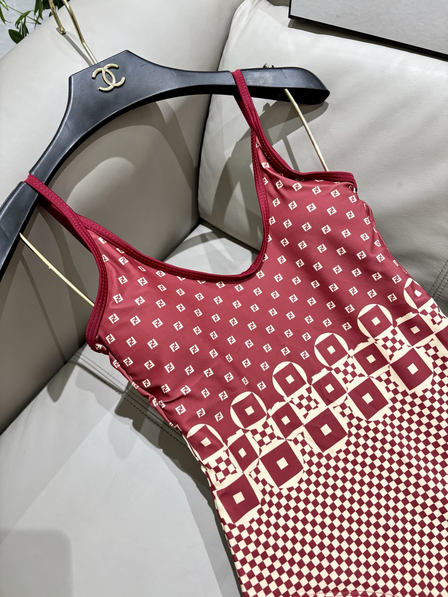 芬迪新款连体泳衣 😍🥰适合多种场景的游泳衣🏊‍♀️海边 游泳池 温泉 水上乐园 漂流都可以😌面料：透气舒