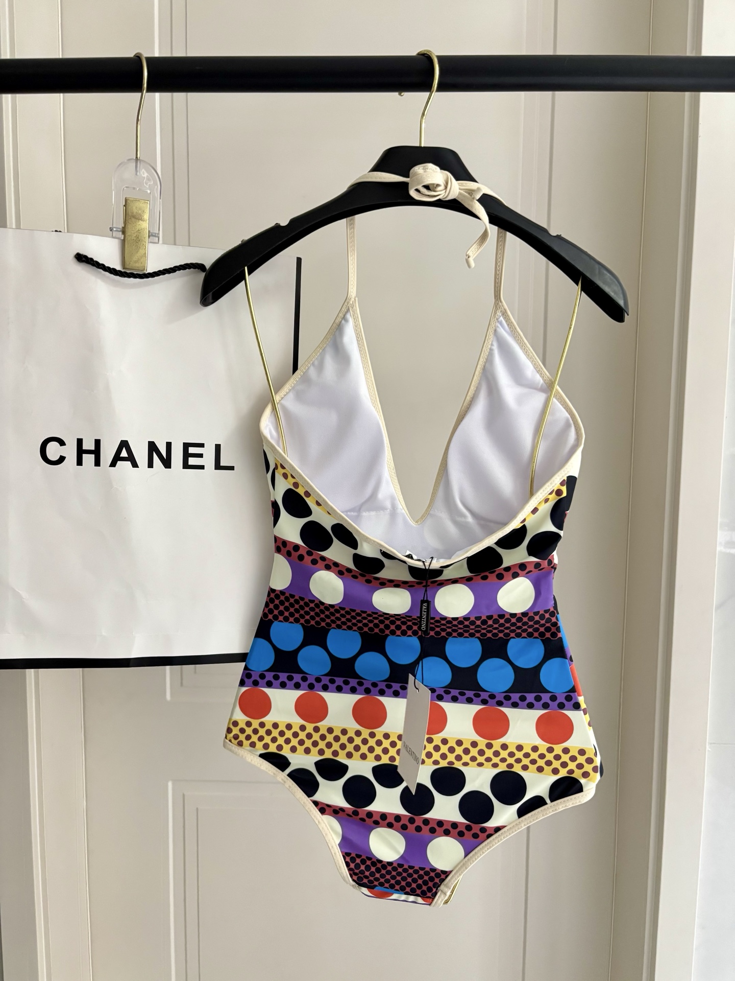 华伦天奴新款连体泳衣 😍🥰适合多种场景的游泳衣🏊‍♀️海边 游泳池 温泉 水上乐园 漂流都可以😌面料：透