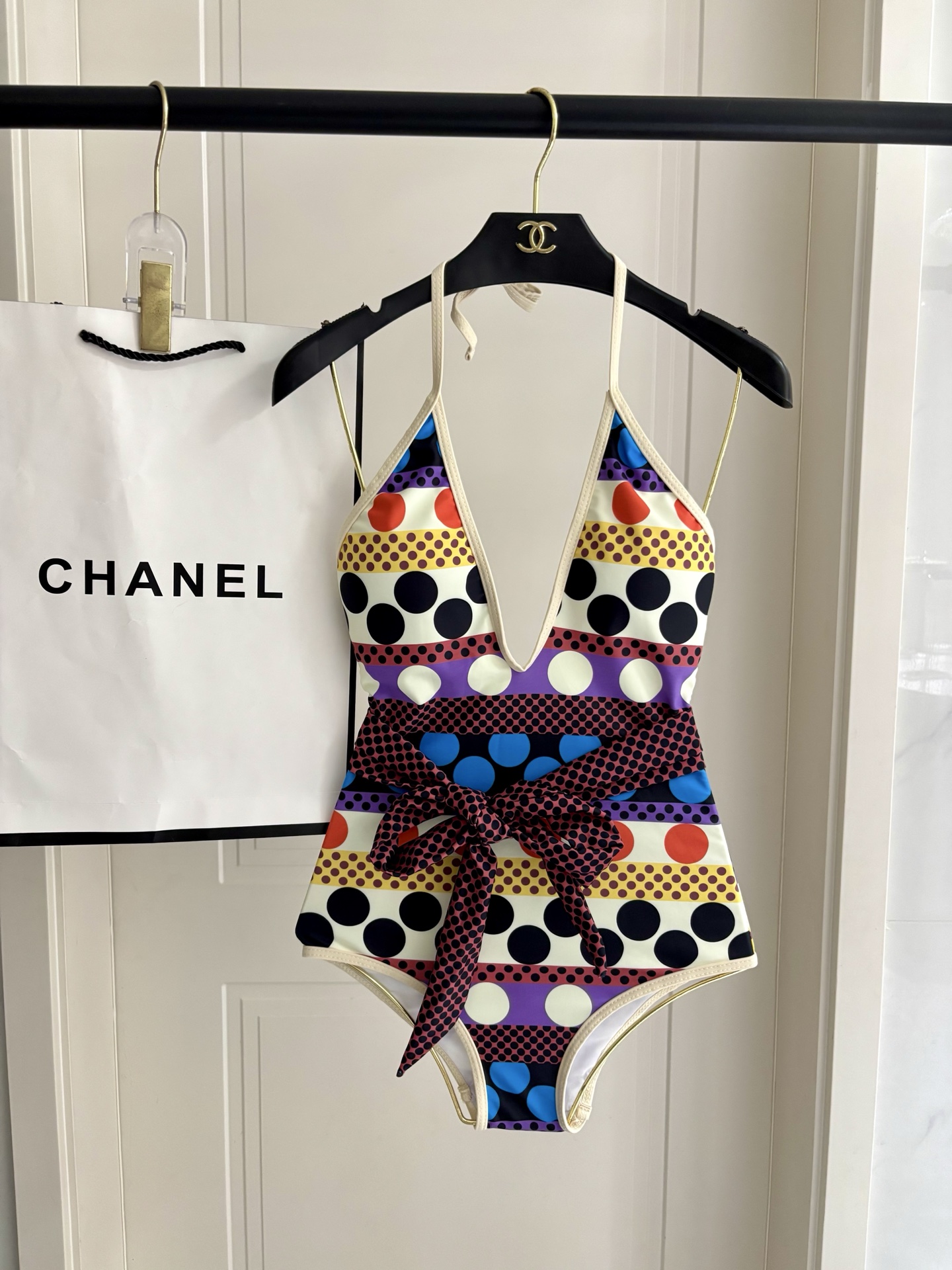 华伦天奴新款连体泳衣 😍🥰适合多种场景的游泳衣🏊‍♀️海边 游泳池 温泉 水上乐园 漂流都可以😌面料：透