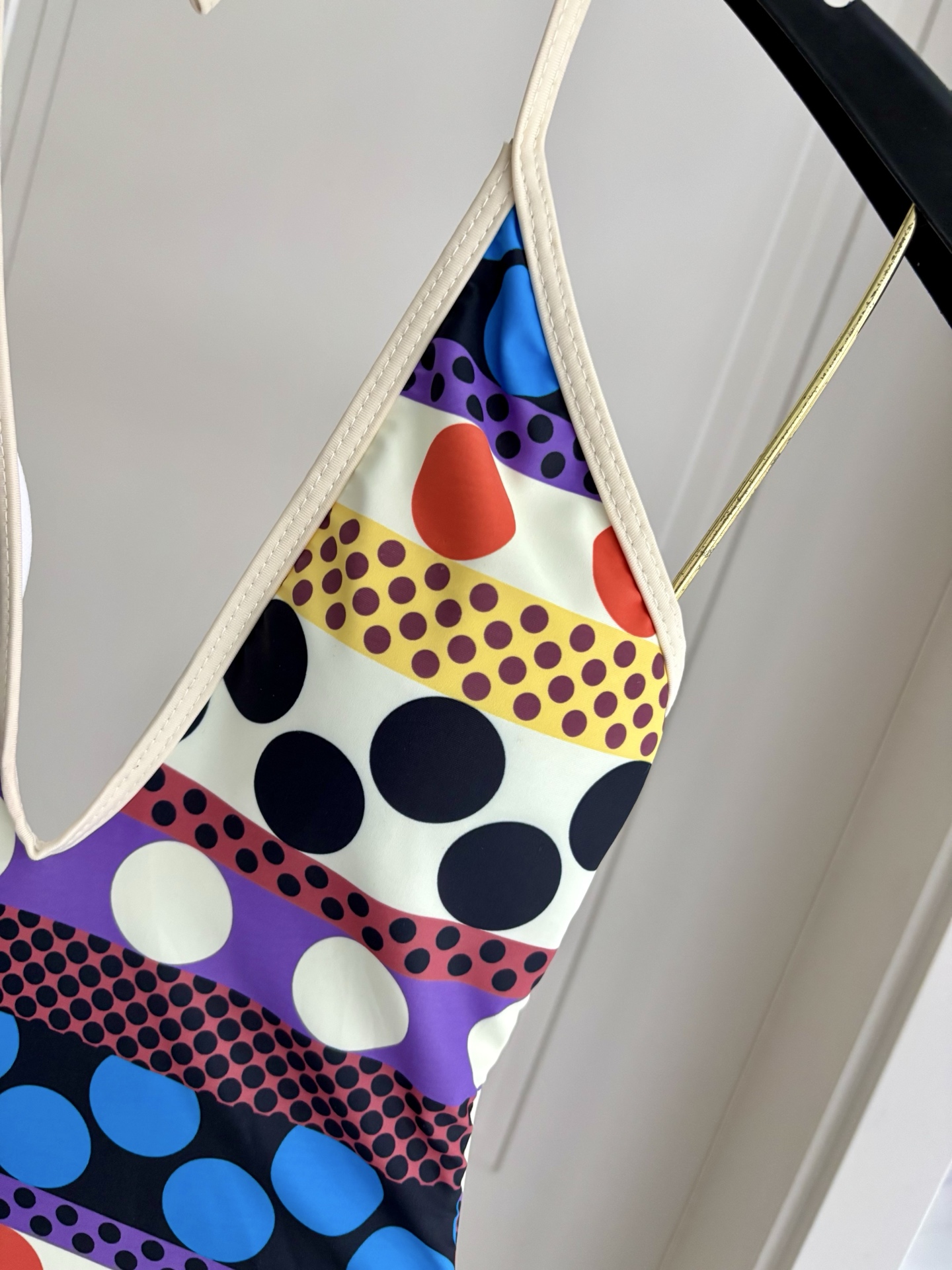 华伦天奴新款连体泳衣 😍🥰适合多种场景的游泳衣🏊‍♀️海边 游泳池 温泉 水上乐园 漂流都可以😌面料：透