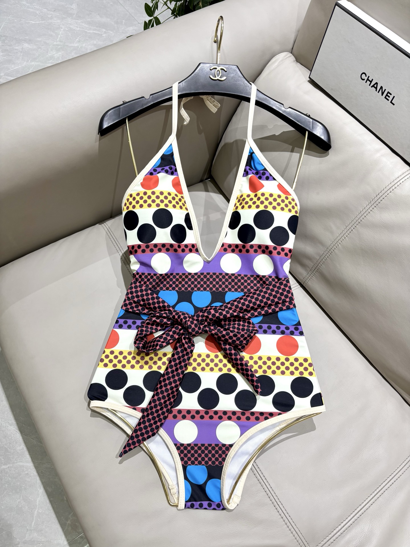 华伦天奴新款连体泳衣 😍🥰适合多种场景的游泳衣🏊‍♀️海边 游泳池 温泉 水上乐园 漂流都可以😌面料：透