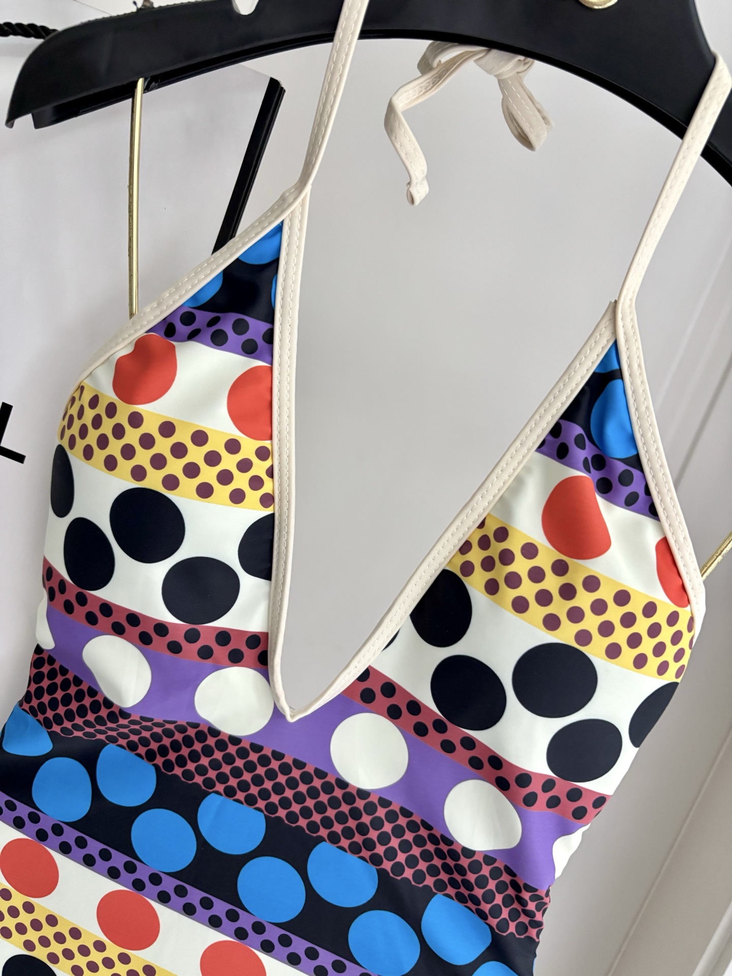 华伦天奴新款连体泳衣 😍🥰适合多种场景的游泳衣🏊‍♀️海边 游泳池 温泉 水上乐园 漂流都可以😌面料：透