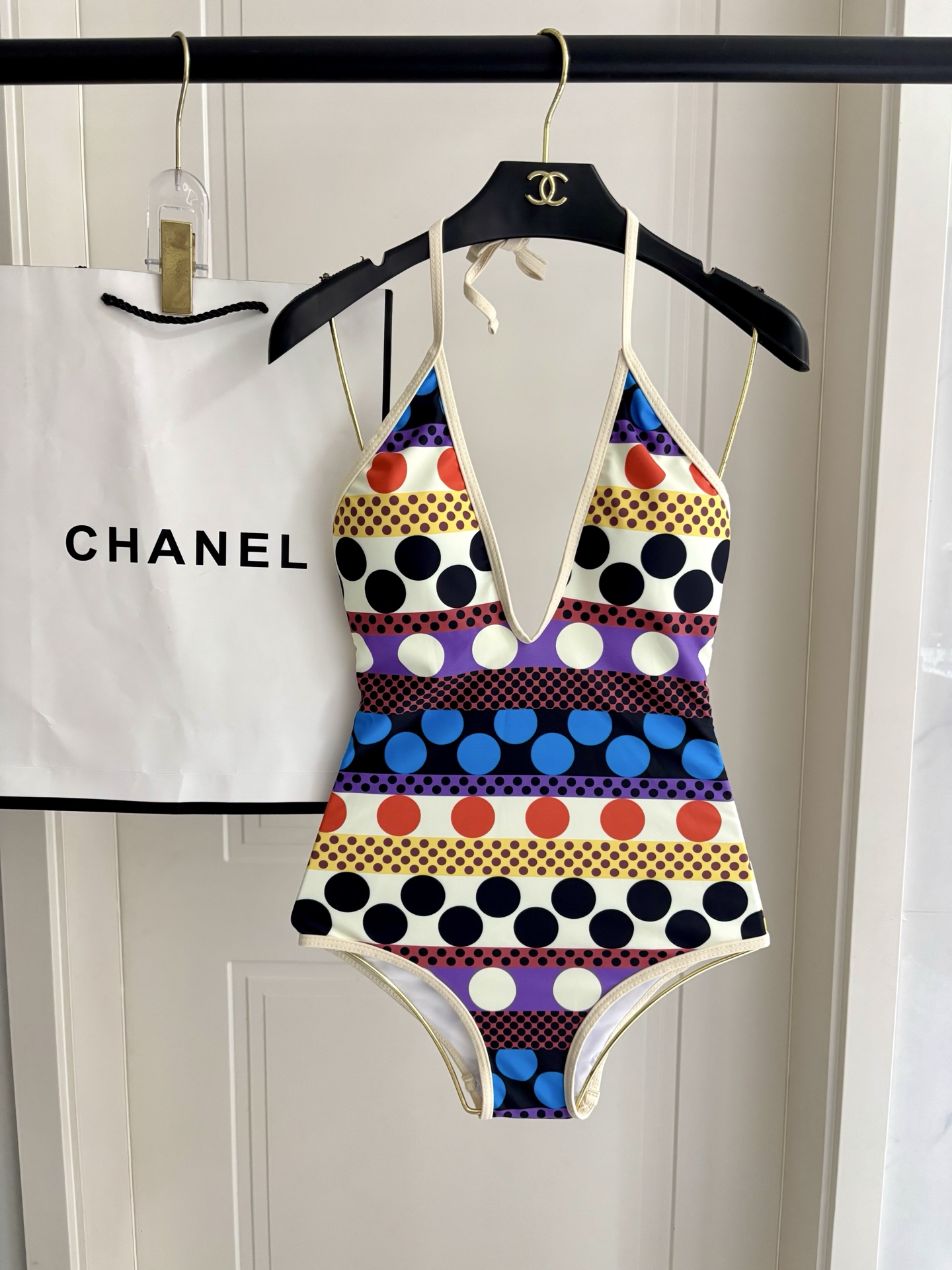 华伦天奴新款连体泳衣 😍🥰适合多种场景的游泳衣🏊‍♀️海边 游泳池 温泉 水上乐园 漂流都可以😌面料：透