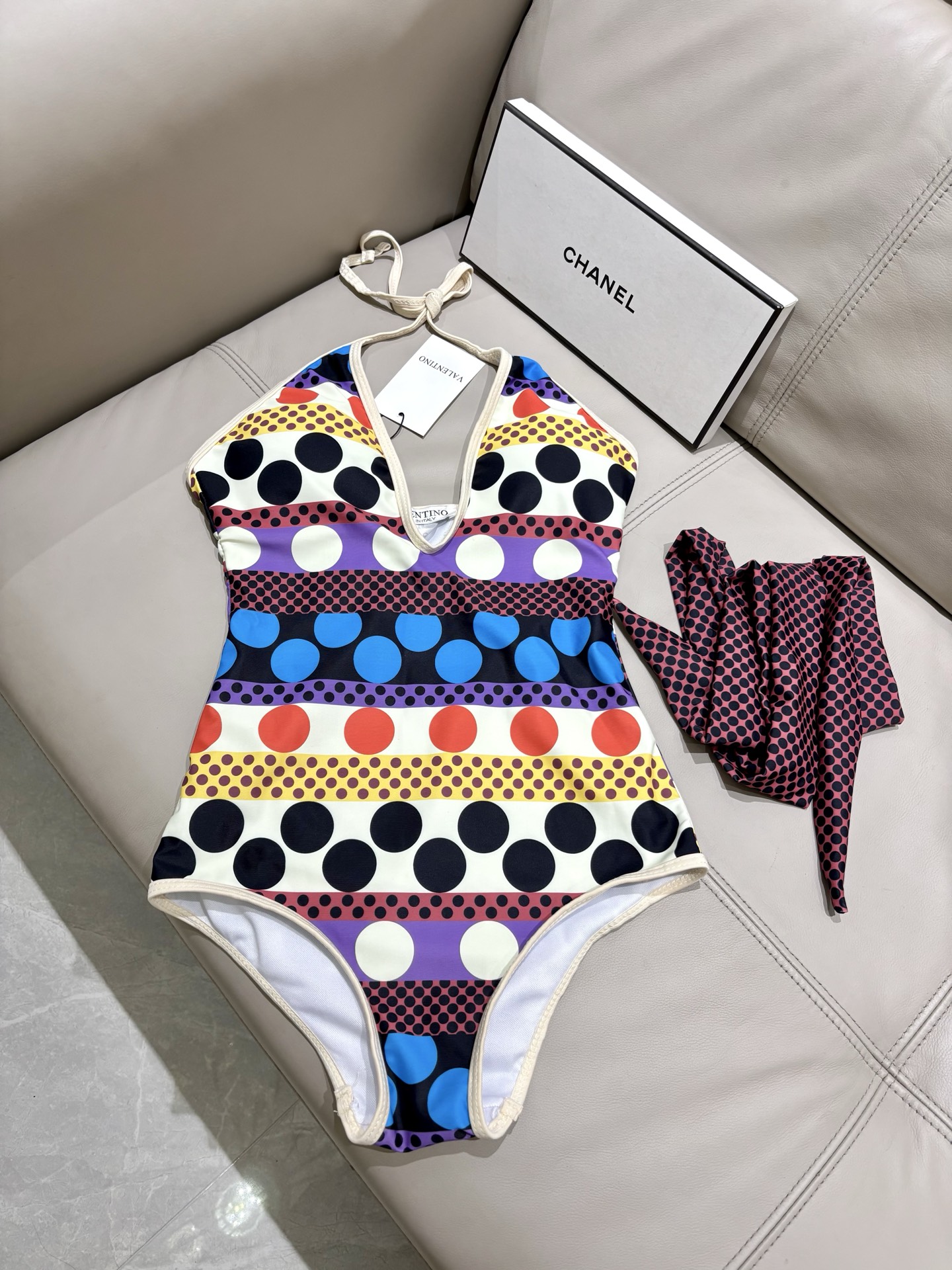 华伦天奴新款连体泳衣 😍🥰适合多种场景的游泳衣🏊‍♀️海边 游泳池 温泉 水上乐园 漂流都可以😌面料：透