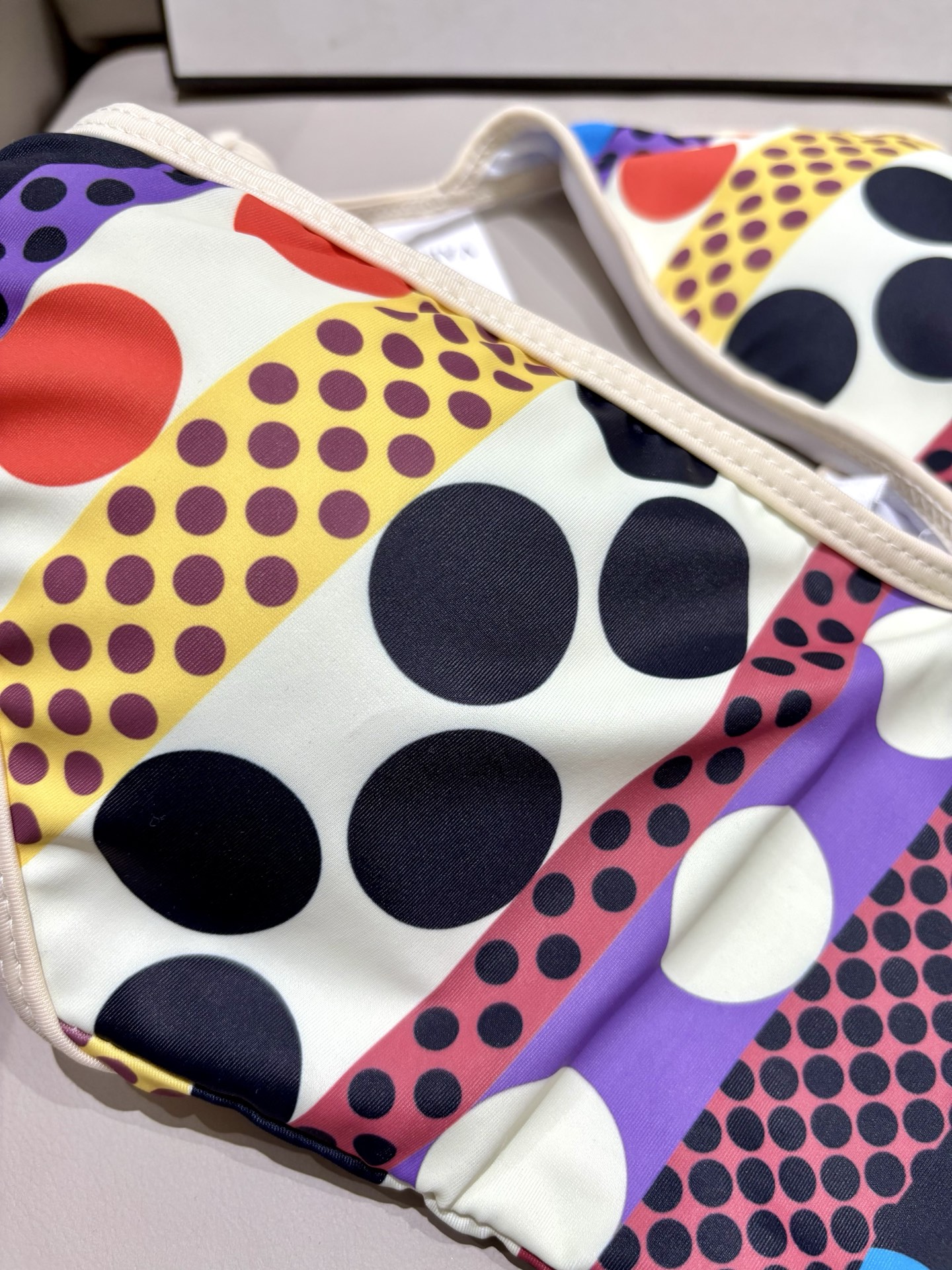 华伦天奴新款连体泳衣 😍🥰适合多种场景的游泳衣🏊‍♀️海边 游泳池 温泉 水上乐园 漂流都可以😌面料：透