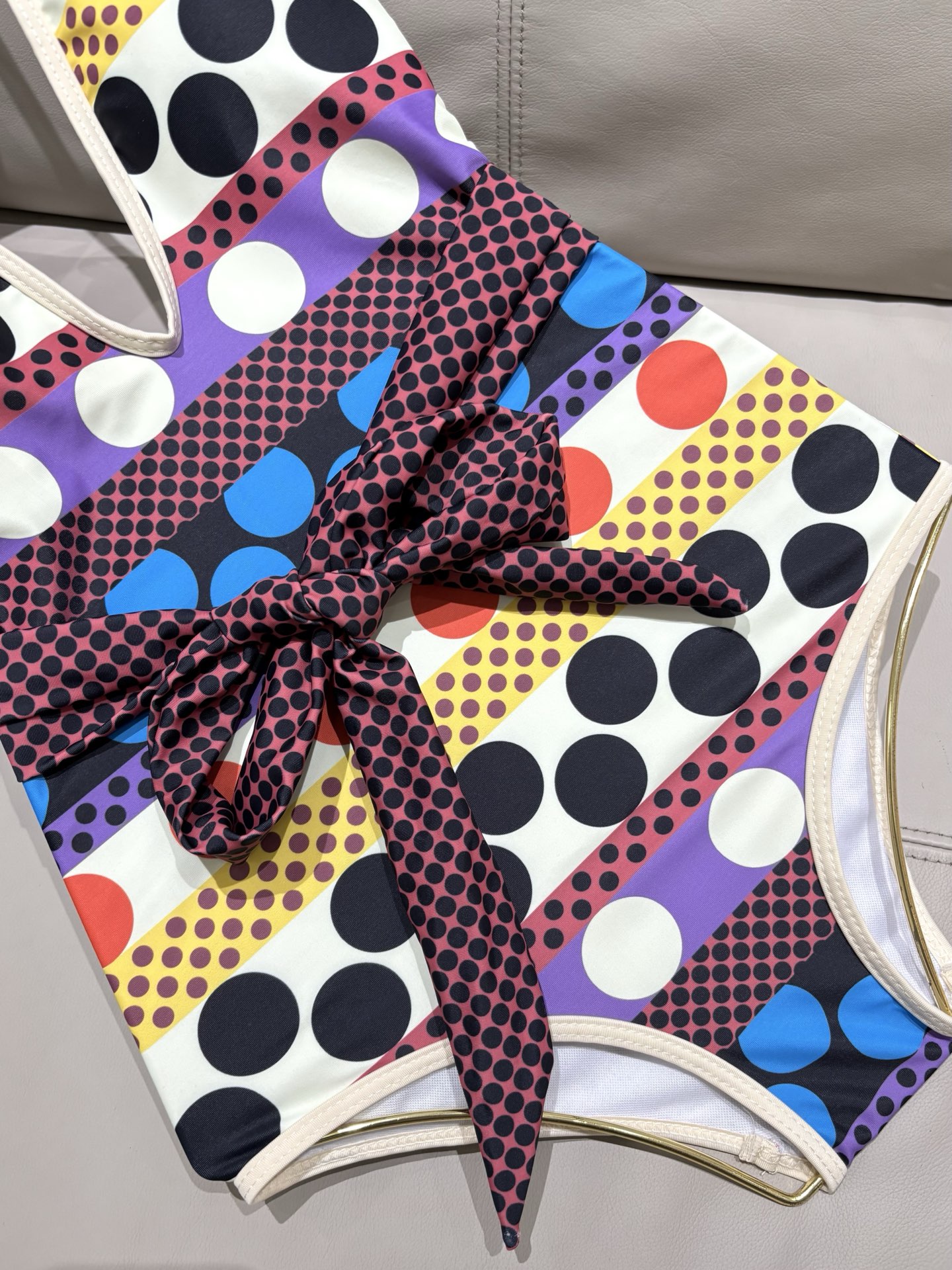 华伦天奴新款连体泳衣 😍🥰适合多种场景的游泳衣🏊‍♀️海边 游泳池 温泉 水上乐园 漂流都可以😌面料：透