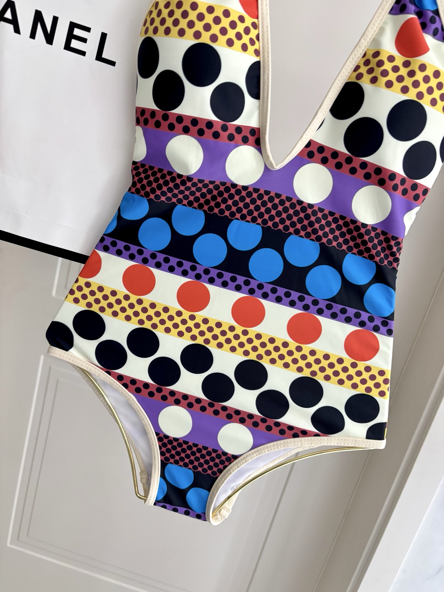 华伦天奴新款连体泳衣 😍🥰适合多种场景的游泳衣🏊‍♀️海边 游泳池 温泉 水上乐园 漂流都可以😌面料：透