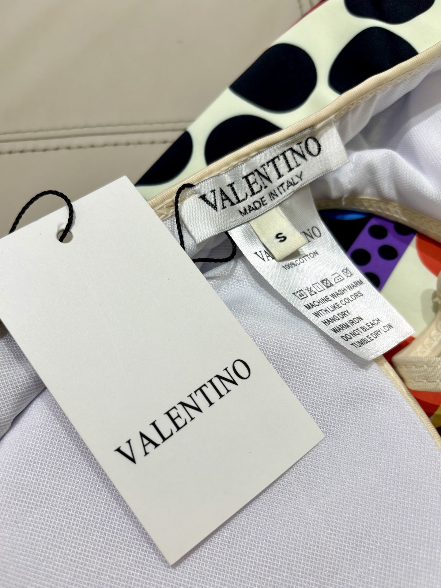 华伦天奴新款连体泳衣 😍🥰适合多种场景的游泳衣🏊‍♀️海边 游泳池 温泉 水上乐园 漂流都可以😌面料：透